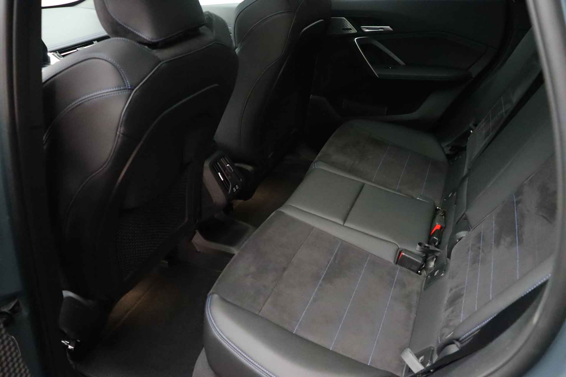 BMW iX1 xDrive30 High Executive M Sport / Panoramadak / Sportstoelen / Adaptieve LED / M Adaptief onderstel / Comfort Access / Parking Assistant Plus / Memory Seats - 24/25