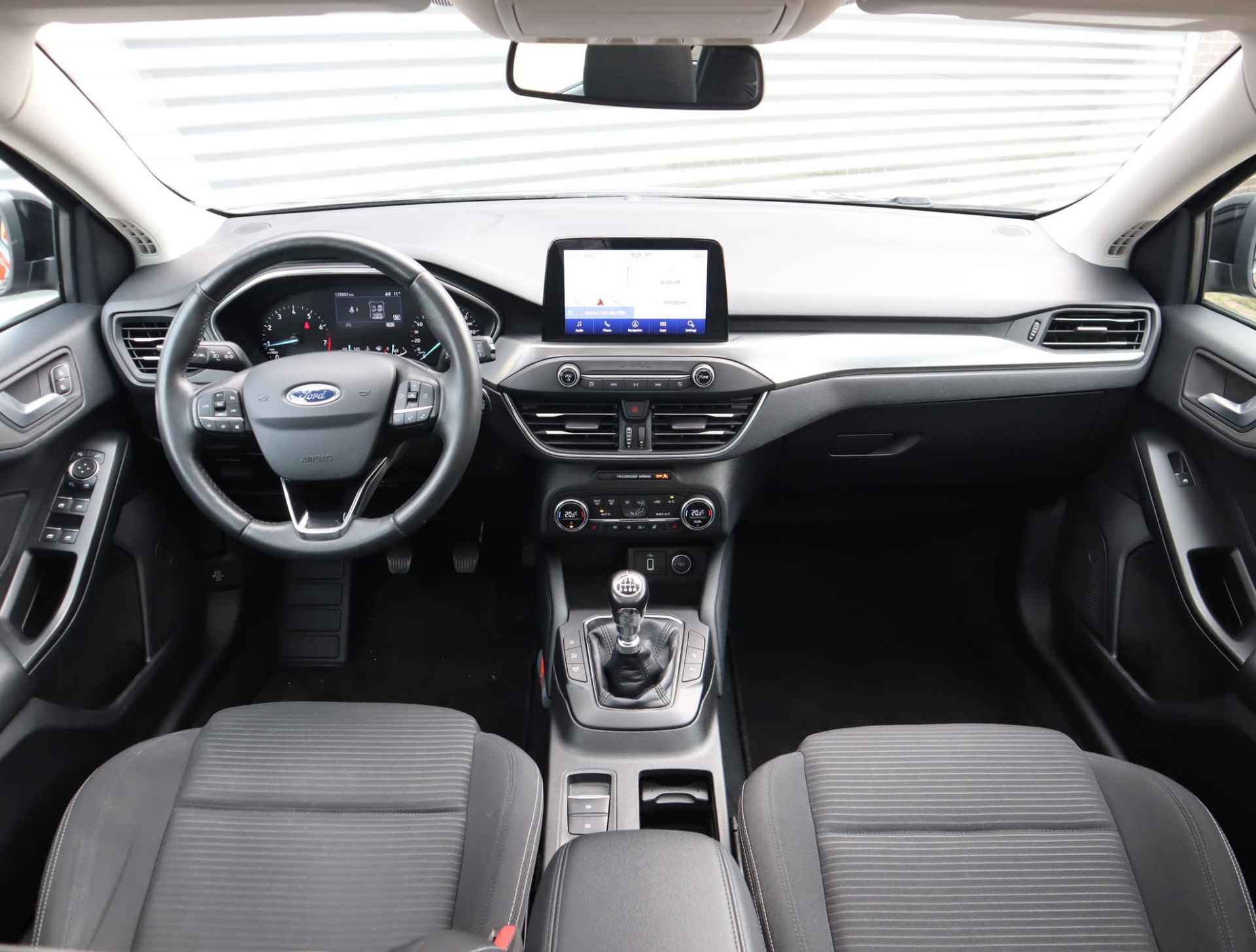 Ford Focus Wagon 1.0 EcoBoost Titanium Business | Trekhaak | Panorama-dak | Electrische Achterklep | Camera | Apple Carplay & Android Auto | Keyless | 1ste eigenaar - 9/57