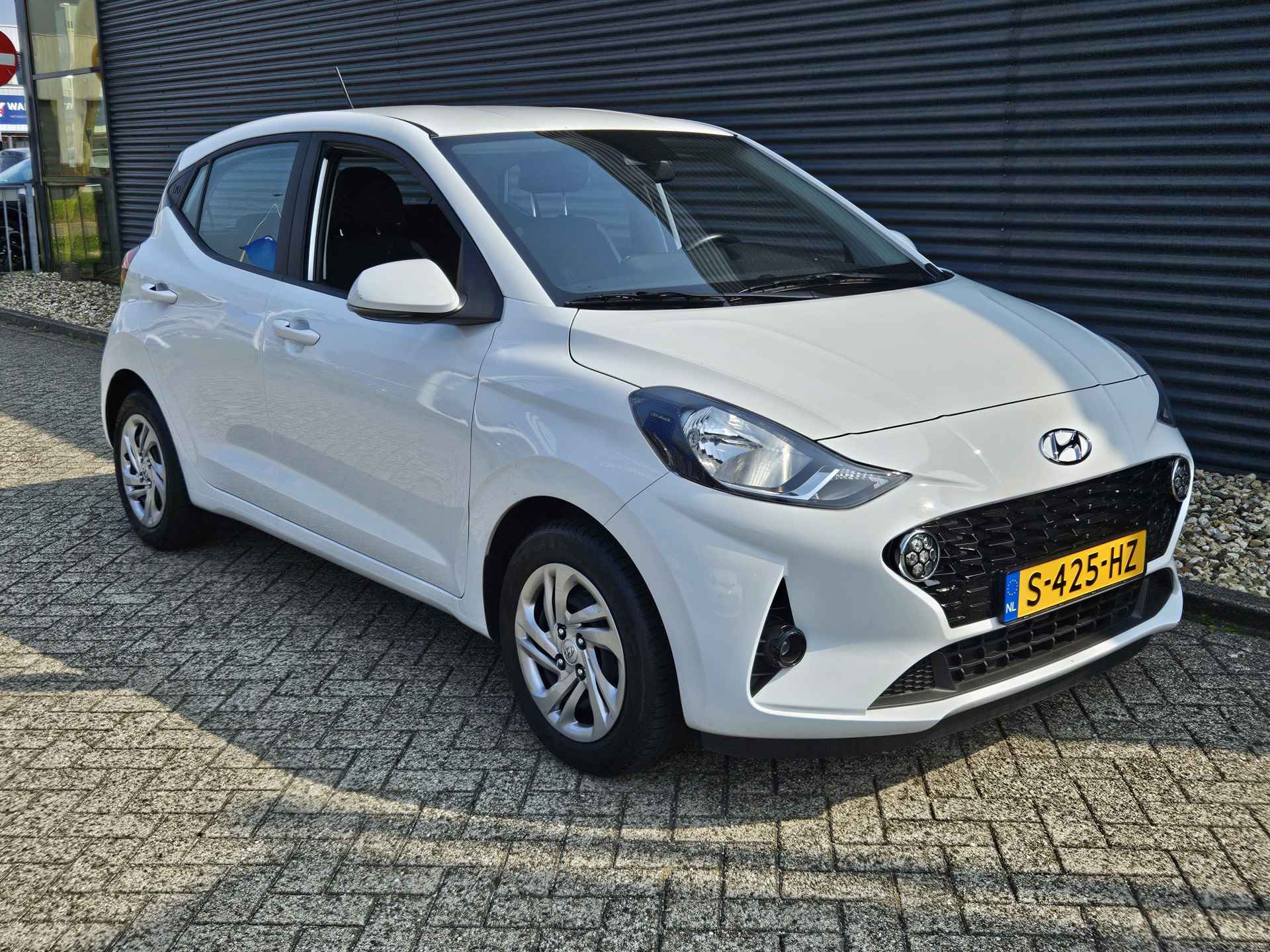 Hyundai i10 1.0 Comfort | Apple Carplay en Android Auto | Cruise Control | Bluetooth | Lane Departure Warning System | All Season Banden !! - 3/38