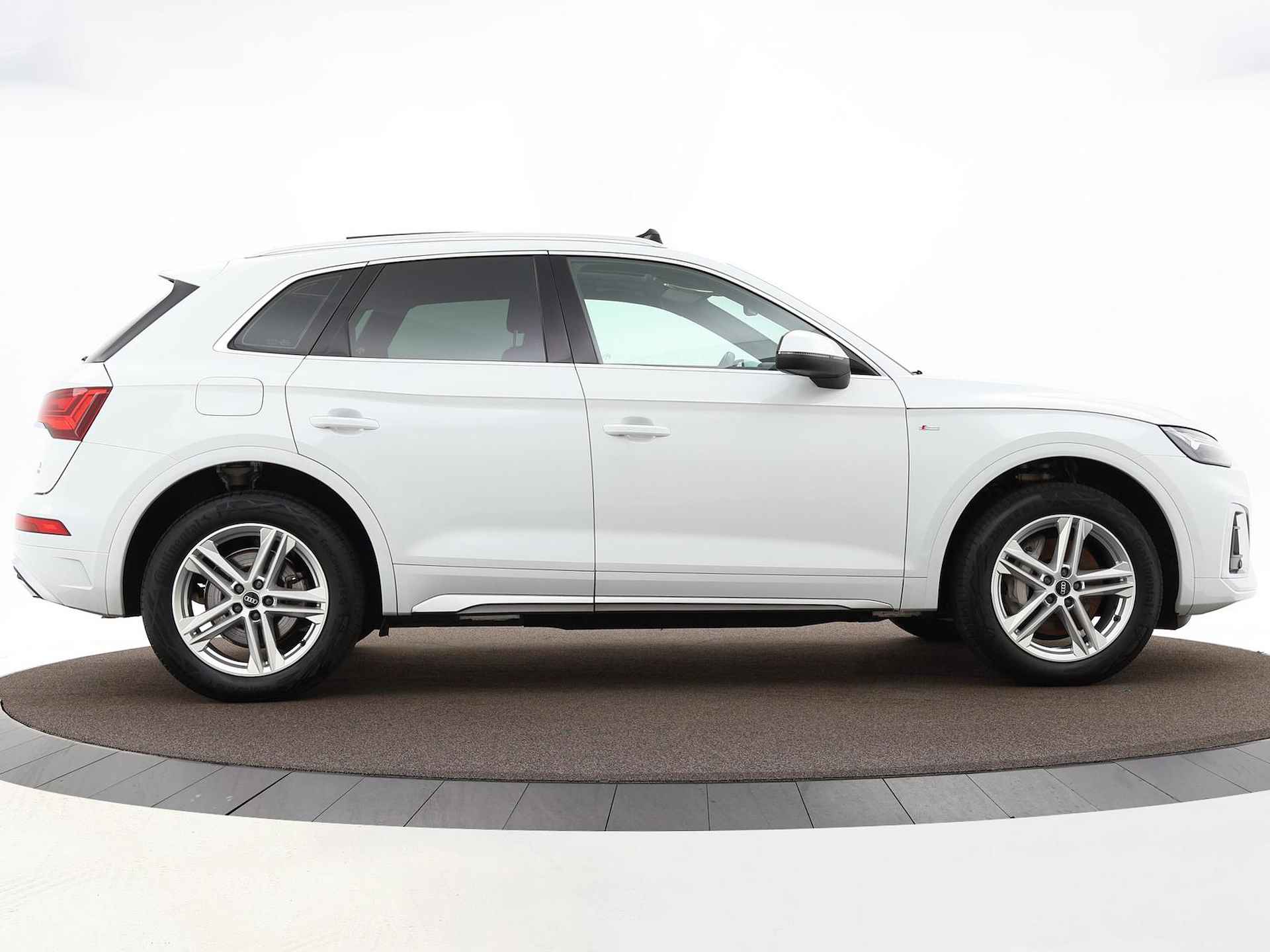 Audi Q5 50 TFSIe 300pk S-tronic S edition · Panoramadak · P-Sensoren · Elek. Trekhaak · Smartphone Interface · 19'' Inch · - 36/45