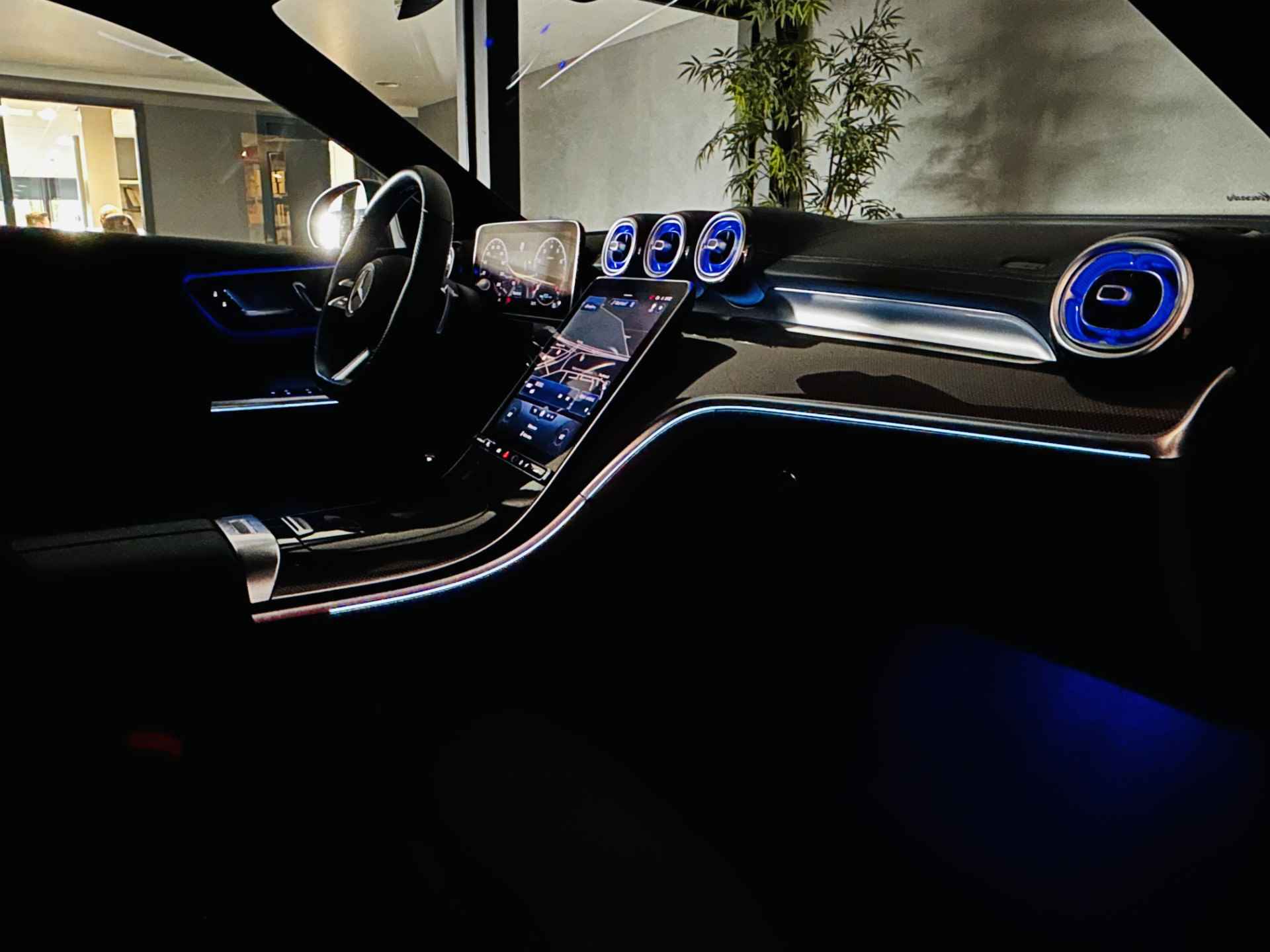 Mercedes-Benz C-Klasse Estate 300 AMG Line 259PK Benzine // Panorama dak // Memory Stoelen // Trekhaak // 360° Camera // Distronic // Night Pakket // H - 53/56