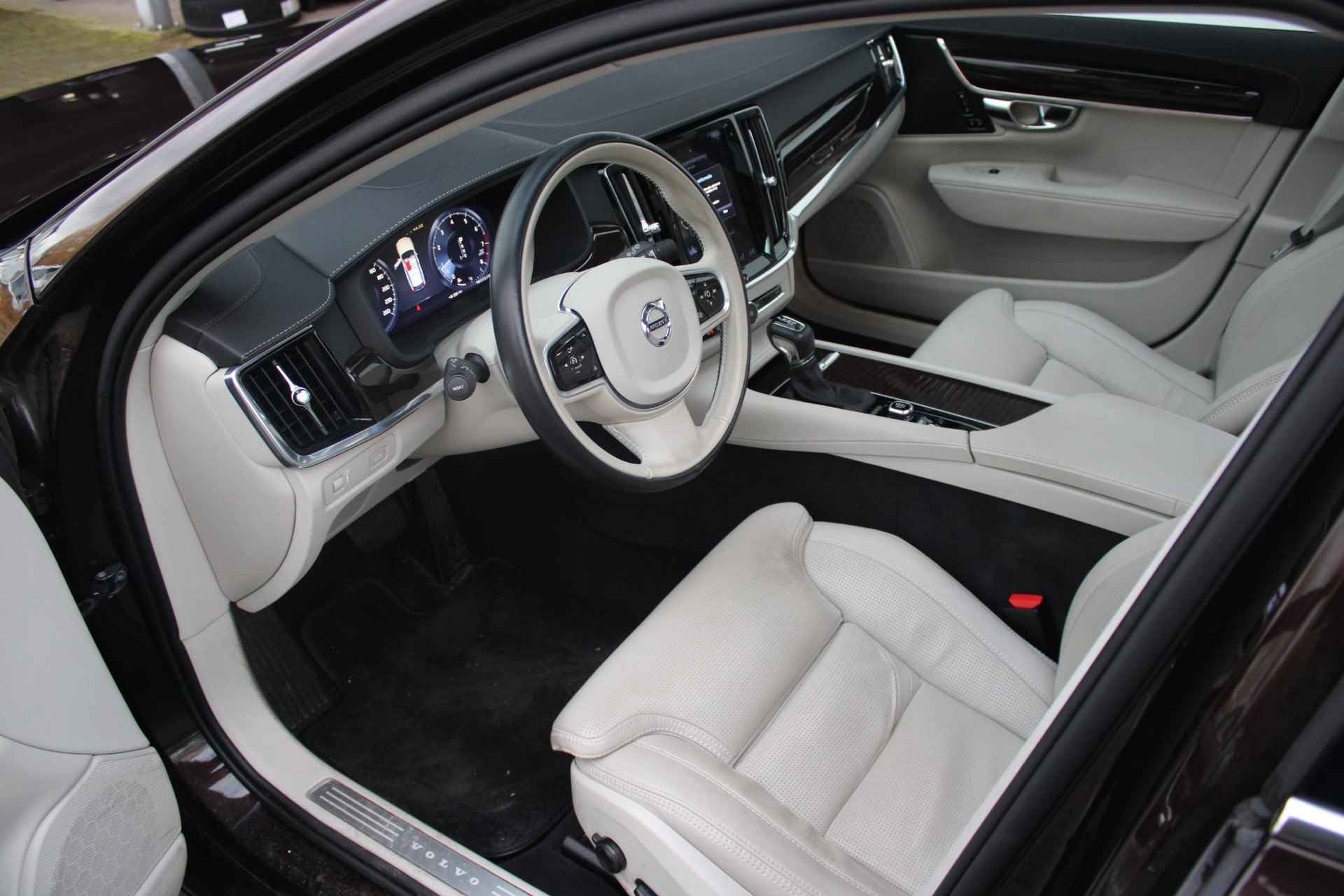 Volvo V90 T4 AUT8 191PK Inscription, Harman Kardon Audio, Verwarmbare Voor- en Achterstoelen, Massagefunctie In Voorstoelen, Dodehoekdetectie Met Correctie, Parkeersensoren, 360 Graden Camera, Verwarmbaar Stuurwiel, Standkachel, Head-Up Display, Panorama Dak, Electronic Climate Control - 4/33