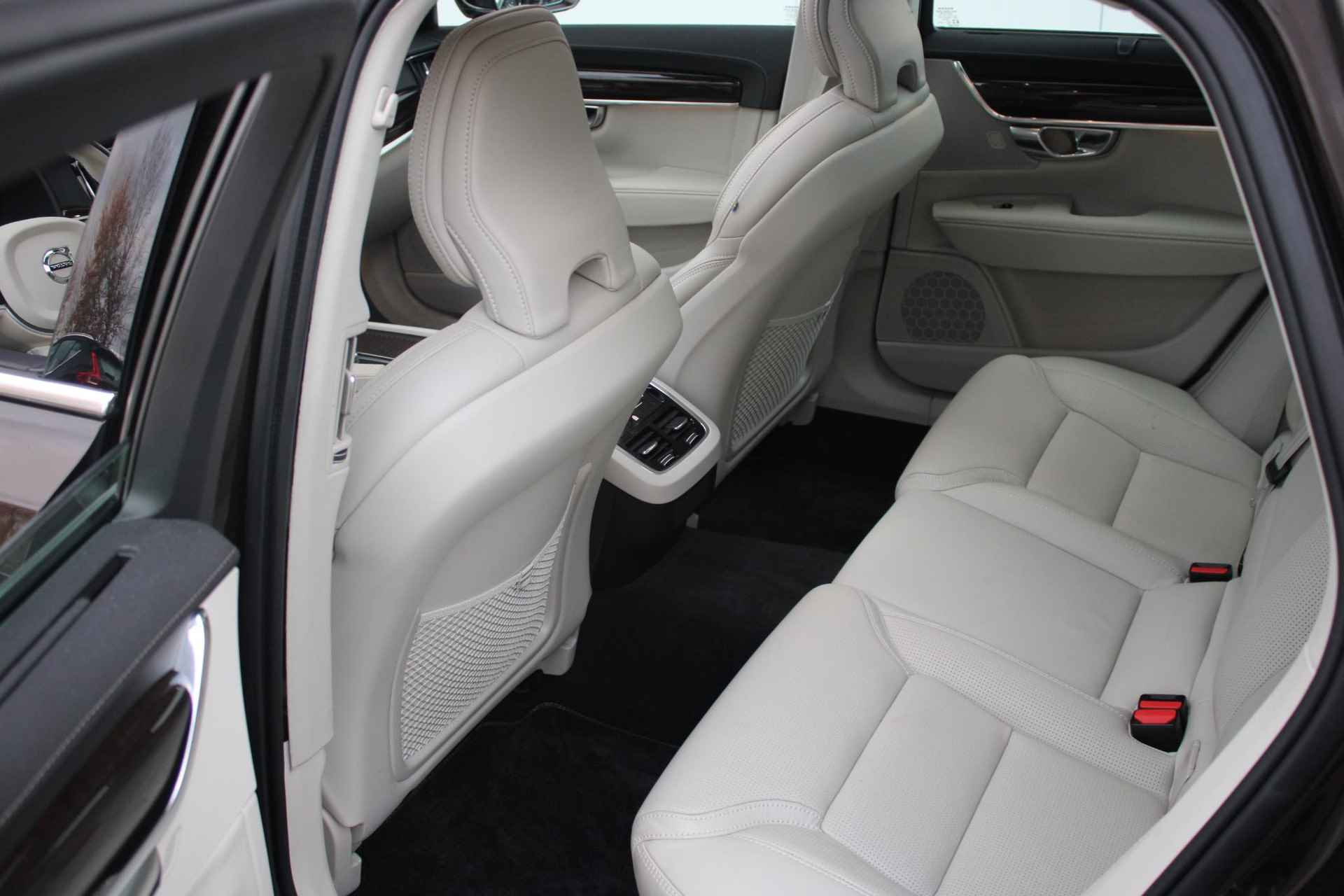 Volvo V90 T4 AUT8 191PK Inscription, Harman Kardon Audio, Verwarmbare Voor- en Achterstoelen, Massagefunctie In Voorstoelen, Dodehoekdetectie Met Correctie, Parkeersensoren, 360 Graden Camera, Verwarmbaar Stuurwiel, Standkachel, Head-Up Display, Panorama Dak, Electronic Climate Control - 5/33