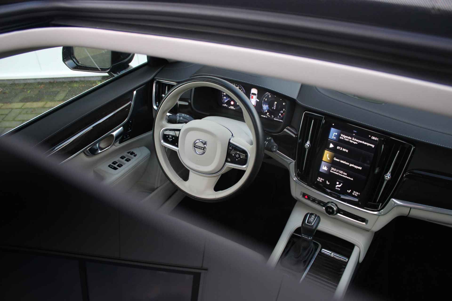 Volvo V90 T4 AUT8 191PK Inscription, Harman Kardon Audio, Verwarmbare Voor- en Achterstoelen, Massagefunctie In Voorstoelen, Dodehoekdetectie Met Correctie, Parkeersensoren, 360 Graden Camera, Verwarmbaar Stuurwiel, Standkachel, Head-Up Display, Panorama Dak, Electronic Climate Control - 8/33