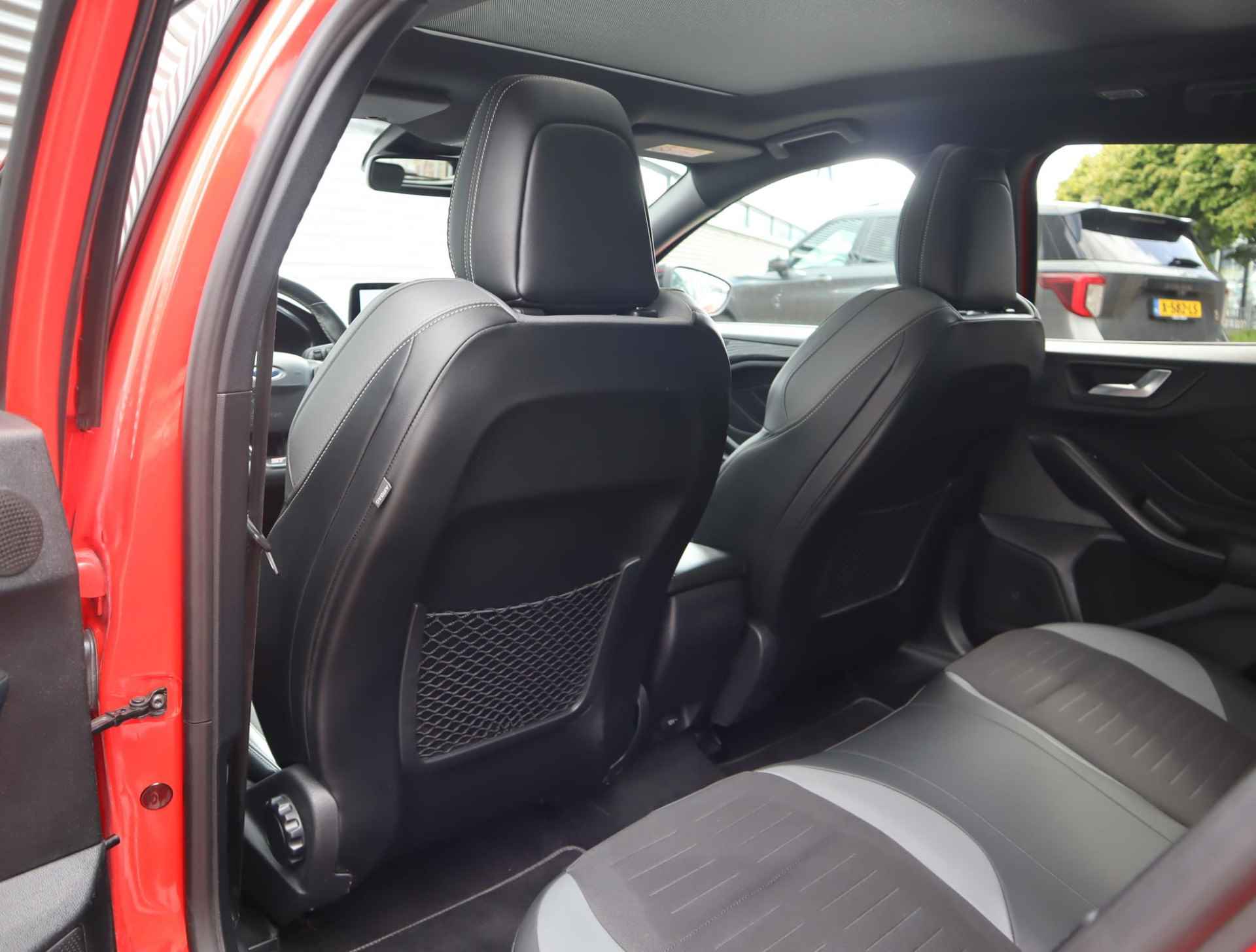 Ford Focus Wagon 2.3 EcoBoost ST-3 Automaat | Panorama-dak | Cruise Control Adaptieve | BLIS | B&O |  Stoel, Stuur en Voorruitverwarming | Perfect Onderhouden | UNIEK! - 51/62