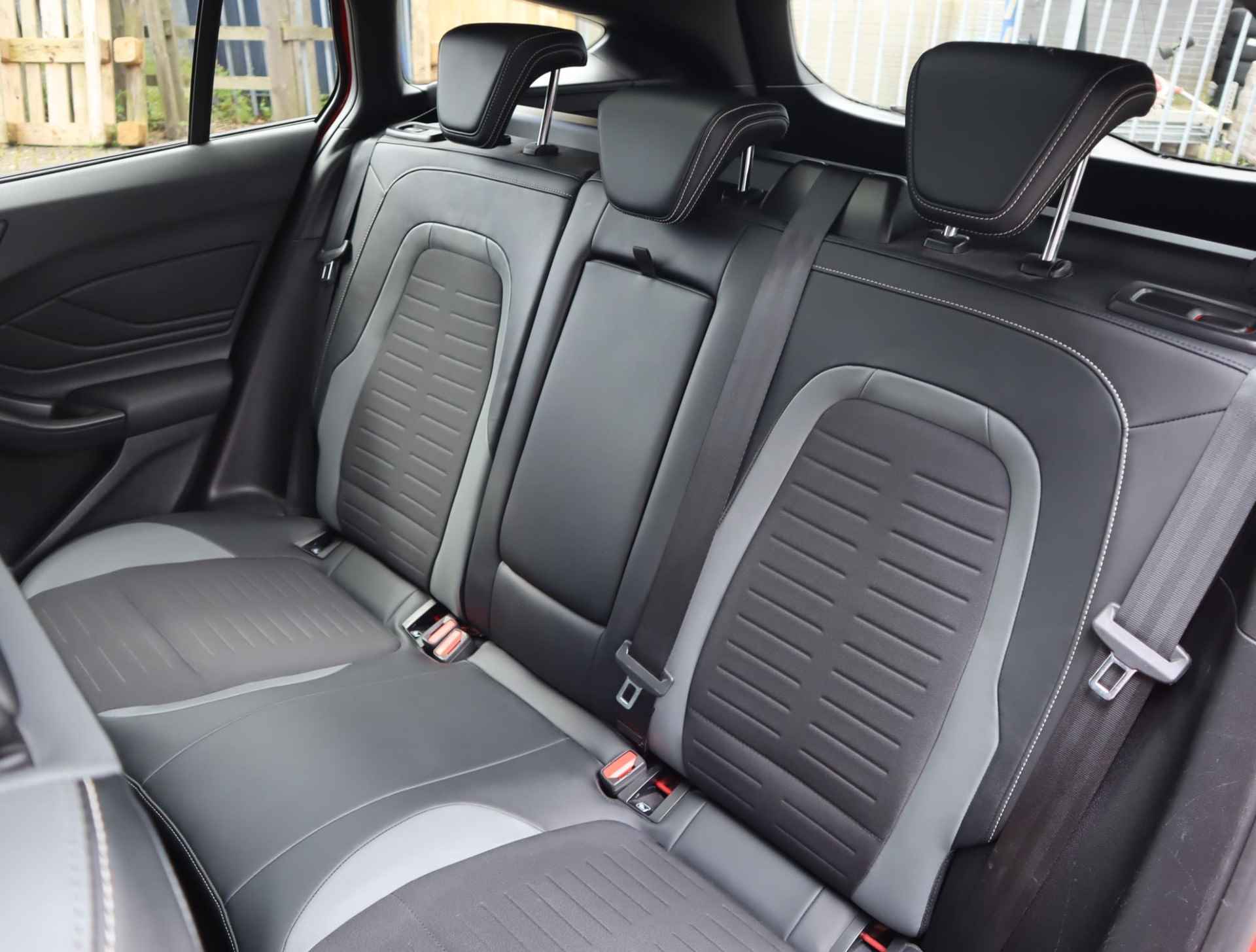 Ford Focus Wagon 2.3 EcoBoost ST-3 Automaat | Panorama-dak | Cruise Control Adaptieve | BLIS | B&O |  Stoel, Stuur en Voorruitverwarming | Perfect Onderhouden | UNIEK! - 52/62