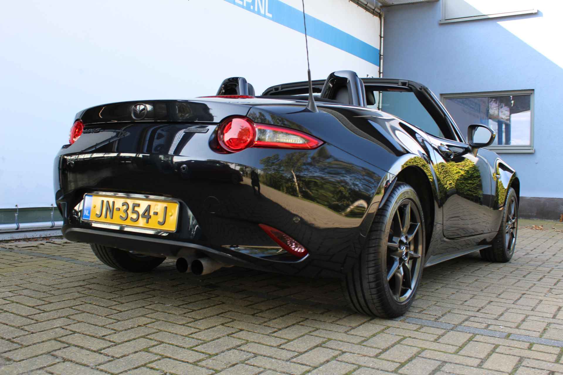 Mazda MX-5 1.5 SkyActiv-G 131 GT-M | Incl. 1 jaar Garantie | 2e Eigenaar | Stoelverwarming | Keyless entry/start | BOSE Audiosysteem | Cruise controle | Navigatie | Airco | Lane assist | Apple CarPlay/Android auto | Lederen bekleding | 16 Inch LMV | Origineel NL auto | NAP | - 4/57