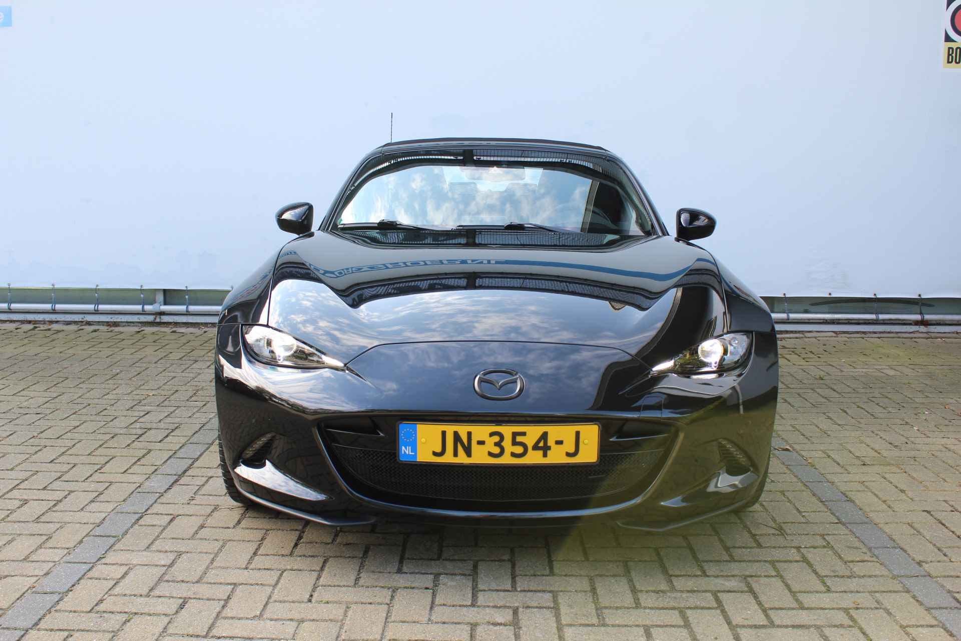 Mazda MX-5 1.5 SkyActiv-G 131 GT-M | Incl. 1 jaar Garantie | 2e Eigenaar | Stoelverwarming | Keyless entry/start | BOSE Audiosysteem | Cruise controle | Navigatie | Airco | Lane assist | Apple CarPlay/Android auto | Lederen bekleding | 16 Inch LMV | Origineel NL auto | NAP | - 6/57