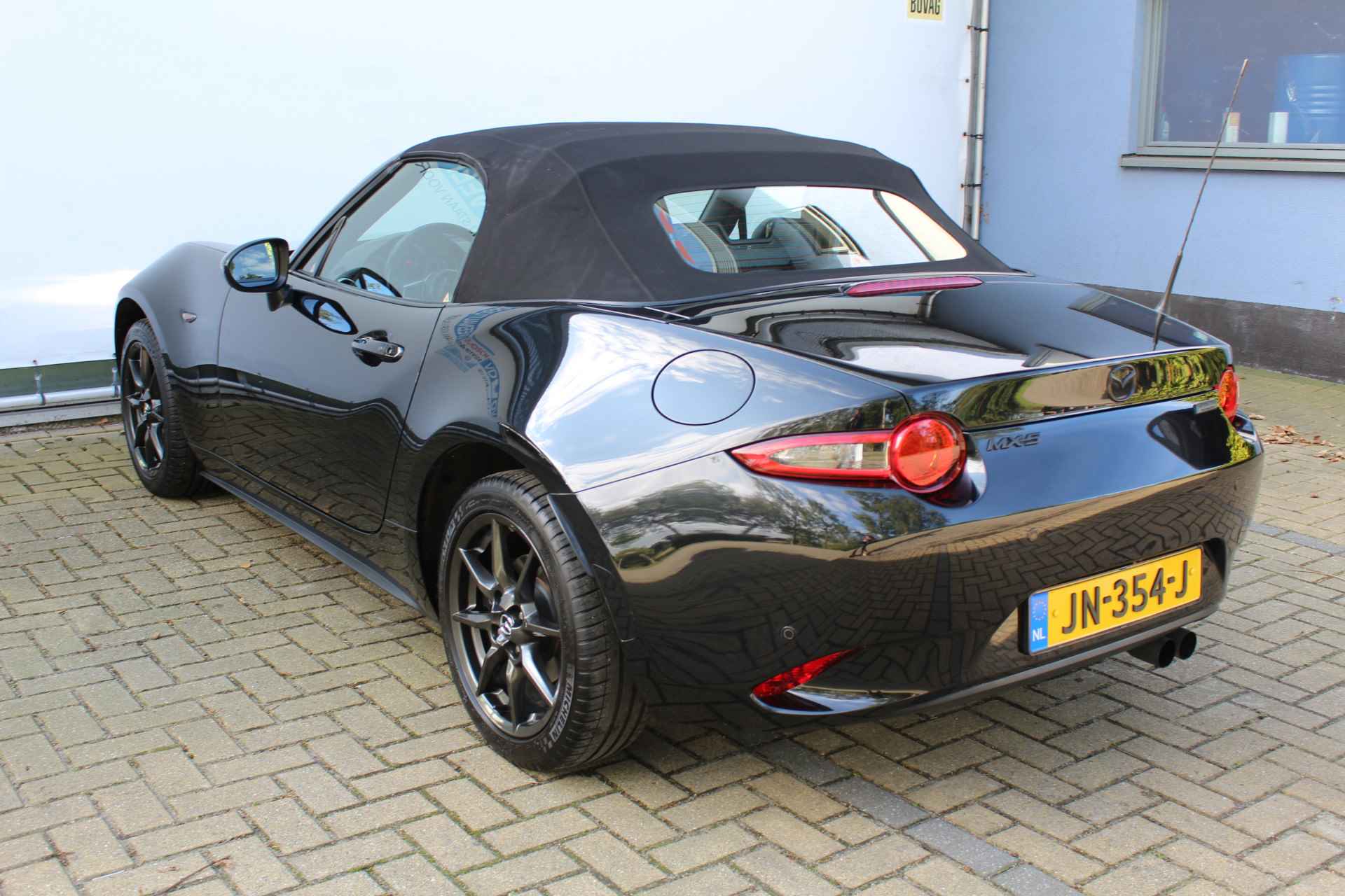 Mazda MX-5 1.5 SkyActiv-G 131 GT-M | Incl. 1 jaar Garantie | 2e Eigenaar | Stoelverwarming | Keyless entry/start | BOSE Audiosysteem | Cruise controle | Navigatie | Airco | Lane assist | Apple CarPlay/Android auto | Lederen bekleding | 16 Inch LMV | Origineel NL auto | NAP | - 11/57