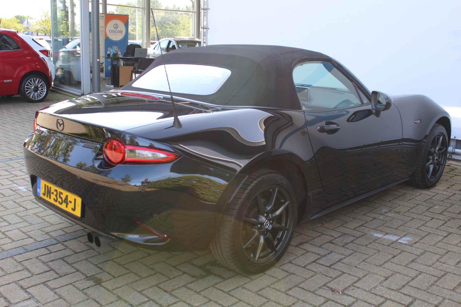 Mazda MX-5 1.5 SkyActiv-G 131 GT-M | Incl. 1 jaar Garantie | 2e Eigenaar | Stoelverwarming | Keyless entry/start | BOSE Audiosysteem | Cruise controle | Navigatie | Airco | Lane assist | Apple CarPlay/Android auto | Lederen bekleding | 16 Inch LMV | Origineel NL auto | NAP | - 13/57