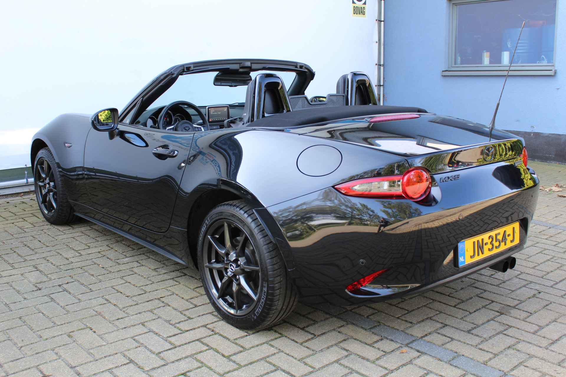 Mazda MX-5 1.5 SkyActiv-G 131 GT-M | Incl. 1 jaar Garantie | 2e Eigenaar | Stoelverwarming | Keyless entry/start | BOSE Audiosysteem | Cruise controle | Navigatie | Airco | Lane assist | Apple CarPlay/Android auto | Lederen bekleding | 16 Inch LMV | Origineel NL auto | NAP | - 14/57