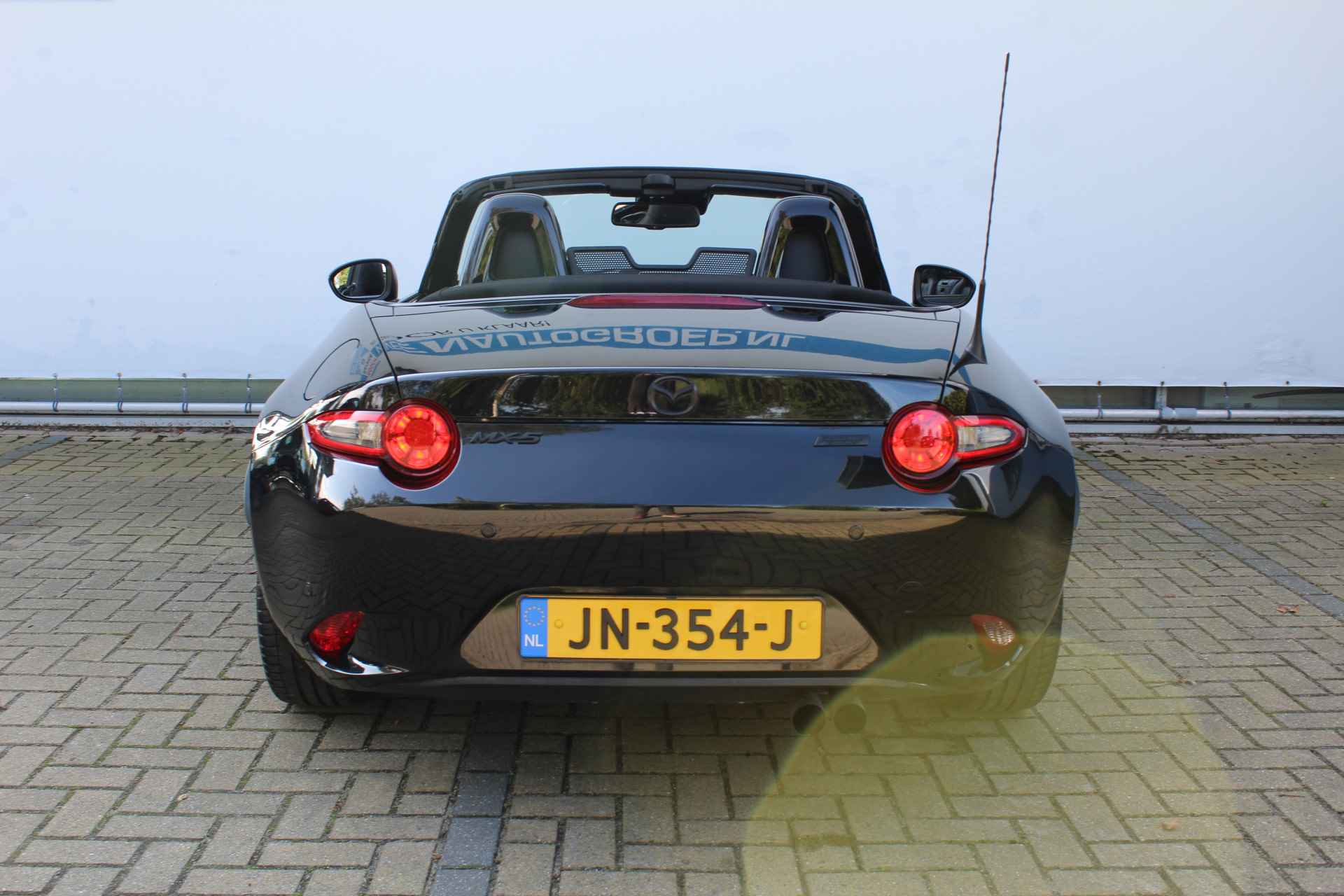 Mazda MX-5 1.5 SkyActiv-G 131 GT-M | Incl. 1 jaar Garantie | 2e Eigenaar | Stoelverwarming | Keyless entry/start | BOSE Audiosysteem | Cruise controle | Navigatie | Airco | Lane assist | Apple CarPlay/Android auto | Lederen bekleding | 16 Inch LMV | Origineel NL auto | NAP | - 15/57