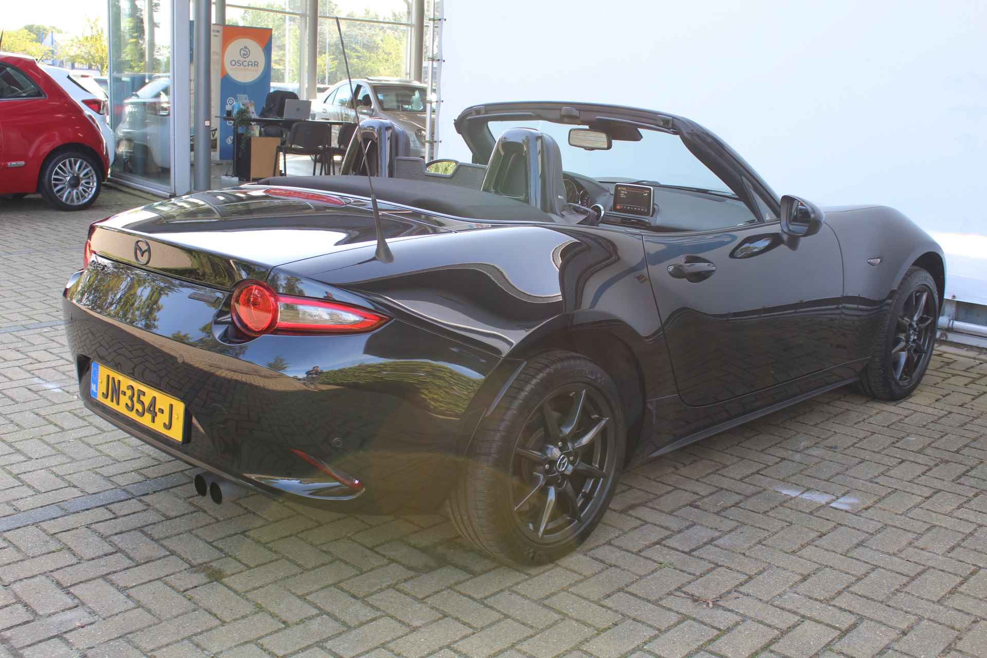 Mazda MX-5 1.5 SkyActiv-G 131 GT-M | Incl. 1 jaar Garantie | 2e Eigenaar | Stoelverwarming | Keyless entry/start | BOSE Audiosysteem | Cruise controle | Navigatie | Airco | Lane assist | Apple CarPlay/Android auto | Lederen bekleding | 16 Inch LMV | Origineel NL auto | NAP | - 16/57