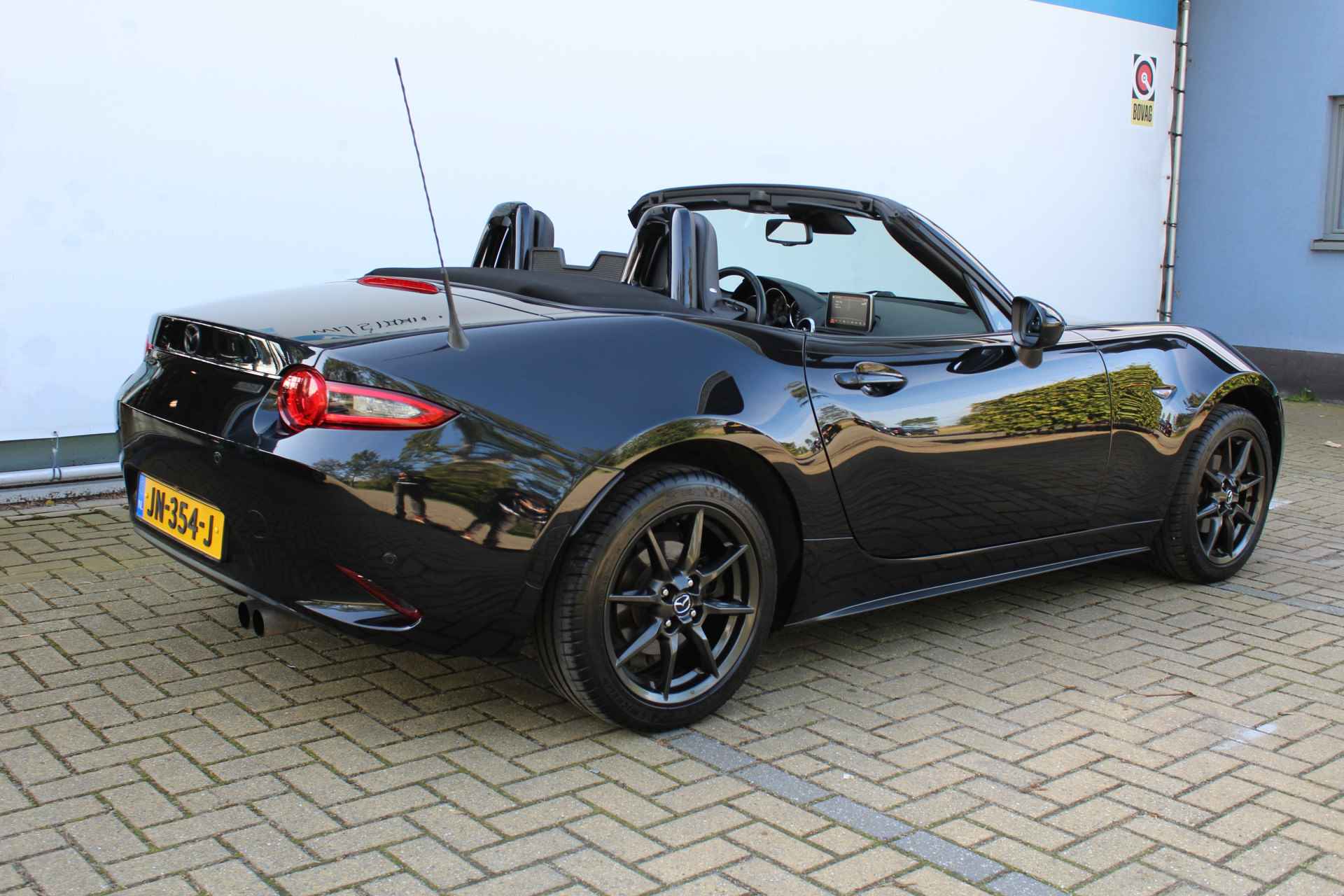 Mazda MX-5 1.5 SkyActiv-G 131 GT-M | Incl. 1 jaar Garantie | 2e Eigenaar | Stoelverwarming | Keyless entry/start | BOSE Audiosysteem | Cruise controle | Navigatie | Airco | Lane assist | Apple CarPlay/Android auto | Lederen bekleding | 16 Inch LMV | Origineel NL auto | NAP | - 17/57