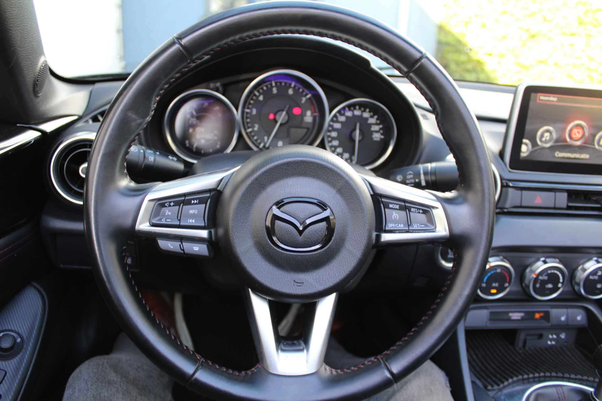 Mazda MX-5 1.5 SkyActiv-G 131 GT-M | Incl. 1 jaar Garantie | 2e Eigenaar | Stoelverwarming | Keyless entry/start | BOSE Audiosysteem | Cruise controle | Navigatie | Airco | Lane assist | Apple CarPlay/Android auto | Lederen bekleding | 16 Inch LMV | Origineel NL auto | NAP | - 38/57