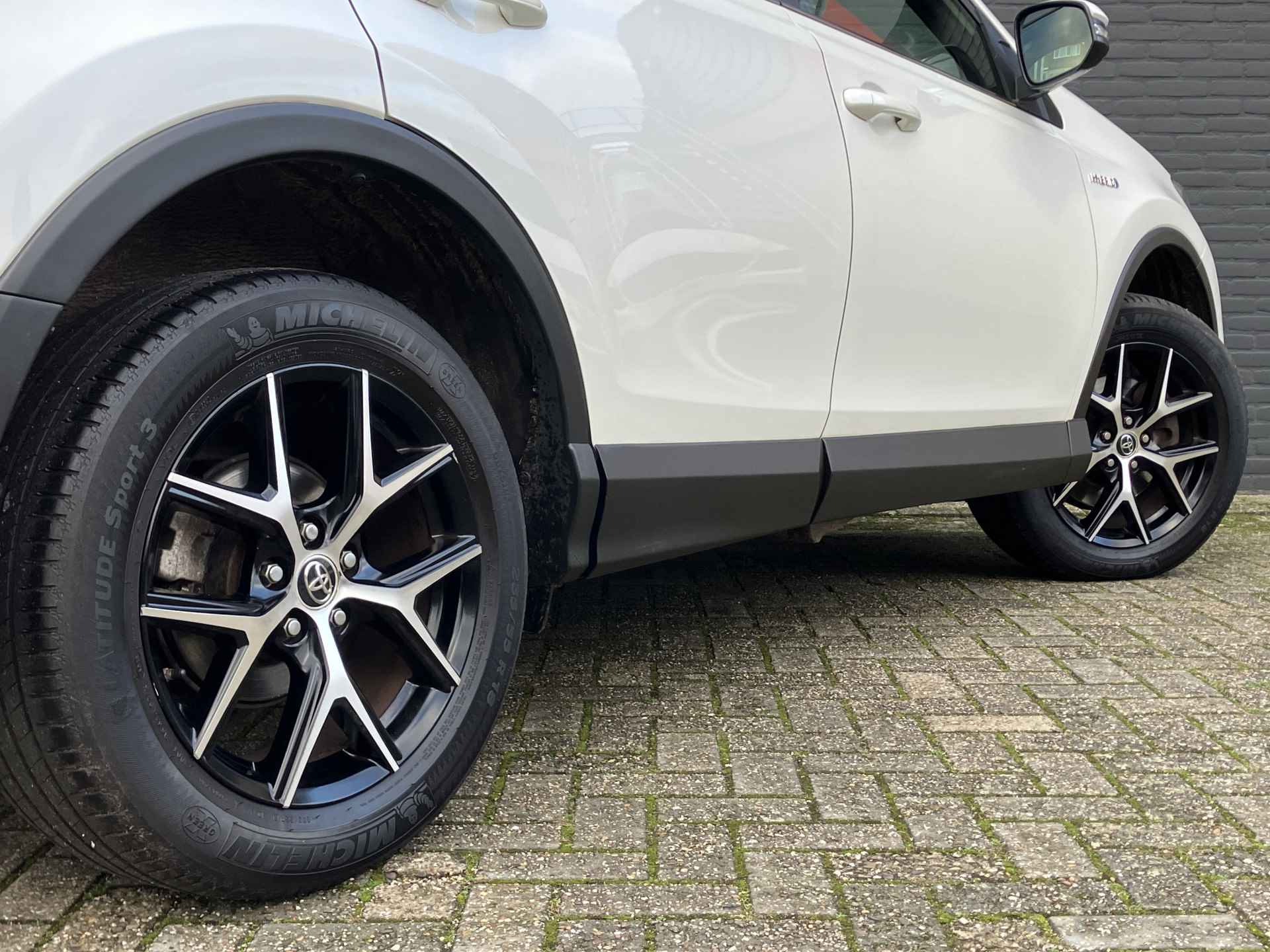 Toyota RAV4 2.5 Hybrid AWD 198 pk Style AUT. | navigatie | trekhaak | adaptieve cruise | elektr. a. klep | leder alcantara interieur - 11/38