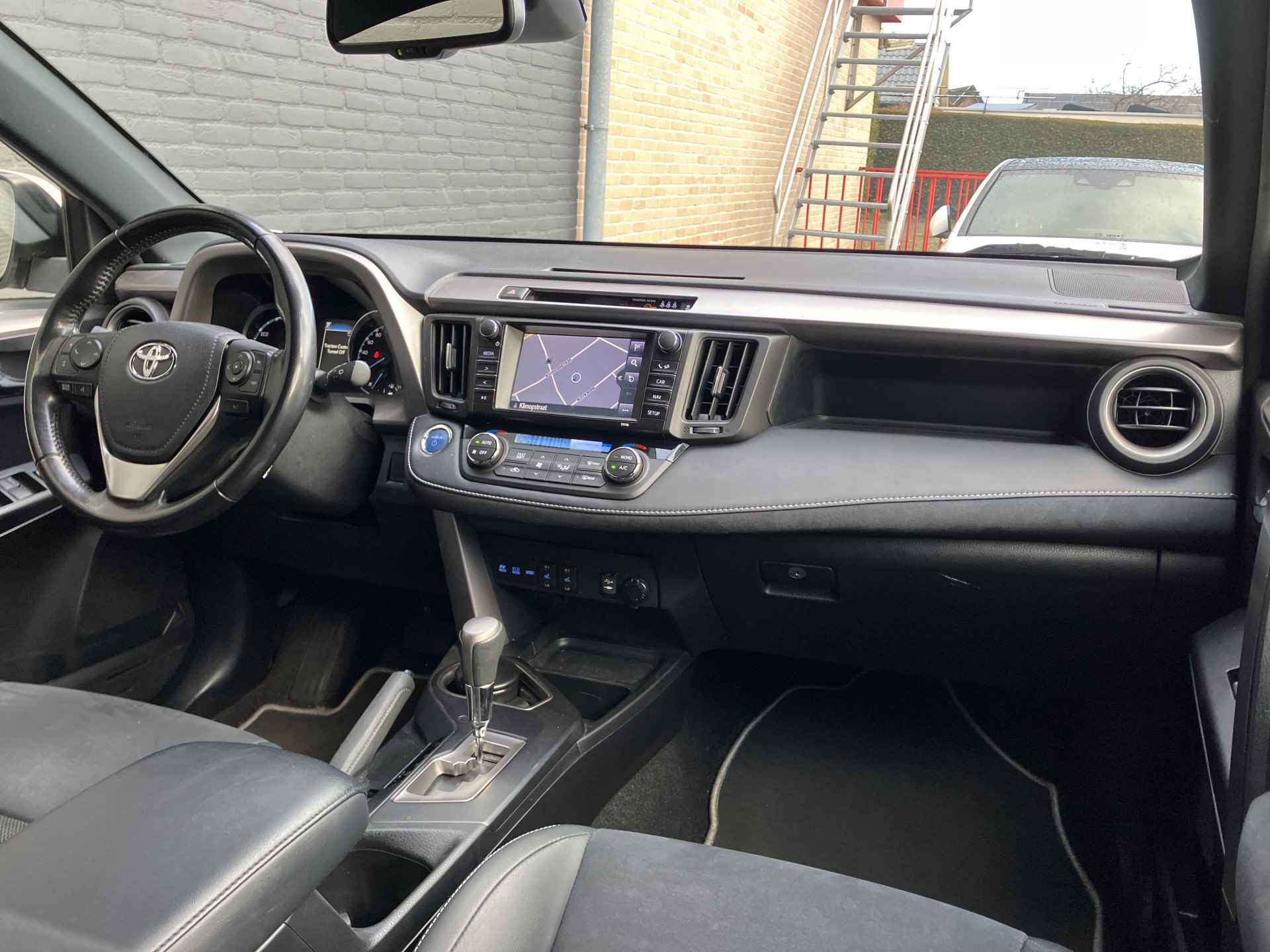 Toyota RAV4 2.5 Hybrid AWD 198 pk Style AUT. | navigatie | trekhaak | adaptieve cruise | elektr. a. klep | leder alcantara interieur - 17/38