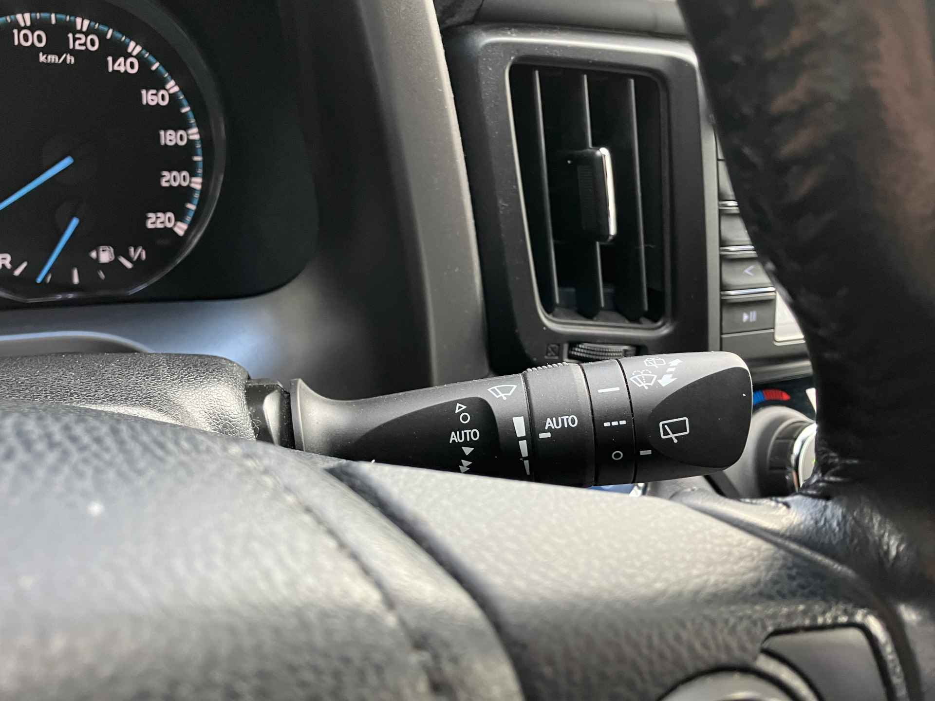 Toyota RAV4 2.5 Hybrid AWD 198 pk Style AUT. | navigatie | trekhaak | adaptieve cruise | elektr. a. klep | leder alcantara interieur - 32/38