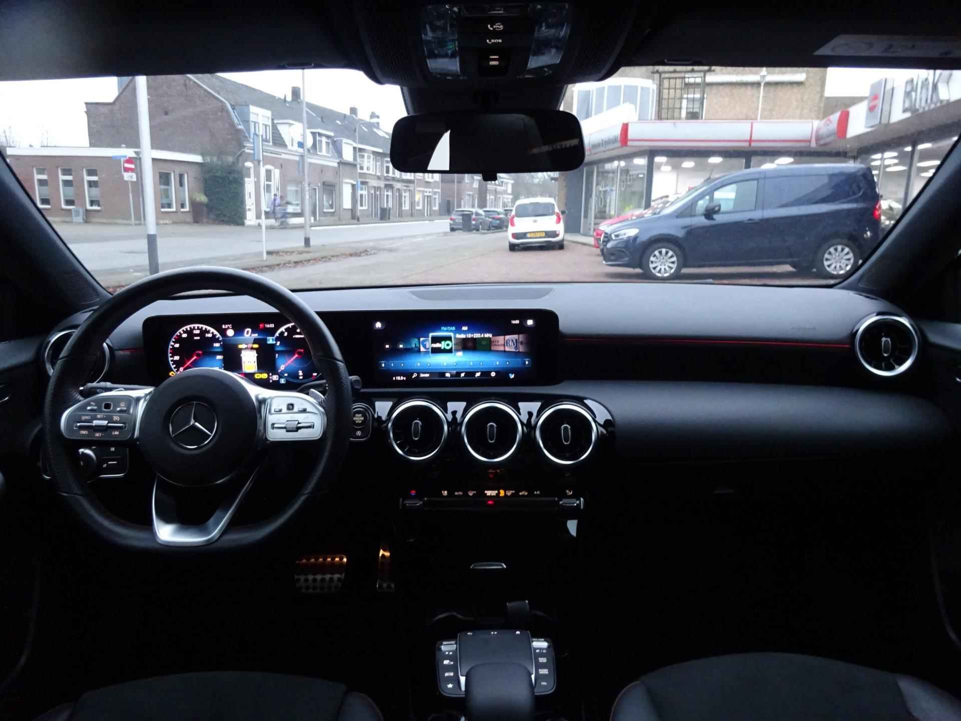 Mercedes-Benz A-klasse 200 AMG Line Nw Mod 2022 Automaat /18"AMG Velgen/Navigatie/ Pano.dak/Apple CarPlay/Sport int/1e eigenaar - 8/20