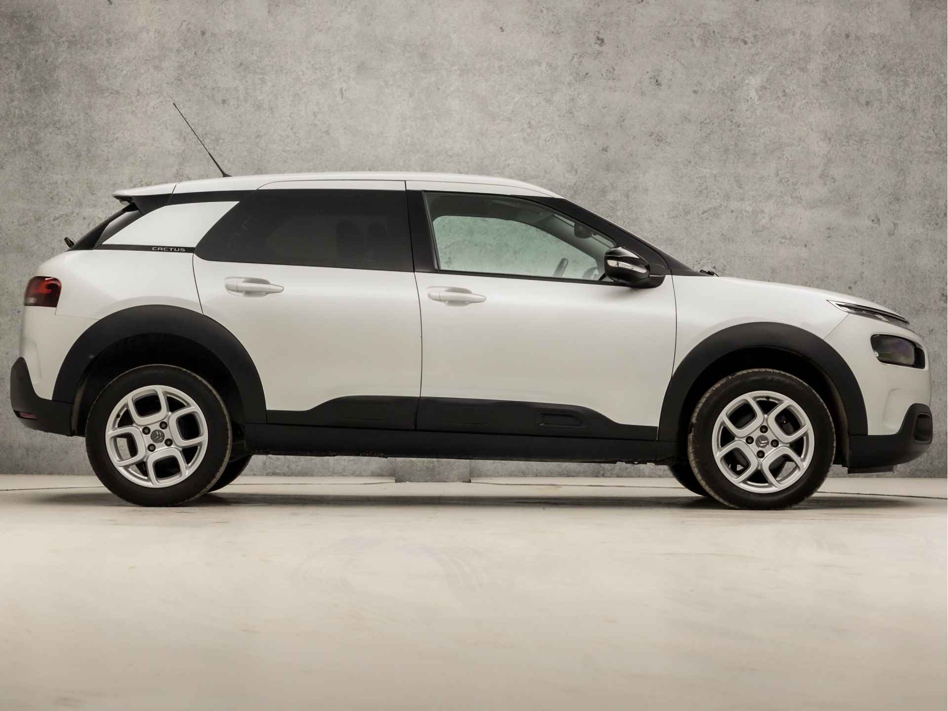 Citroën C4 Cactus 1.2 PureTech Sport (APPLE CARPLAY, NAVIGATIE, DIGITAL COCKPIT, GETINT GLAS, SPORTSTOELEN, LM VELGEN, LANE ASSIST, CRUISE, DAB+, NIEUWSTAAT) - 4/36