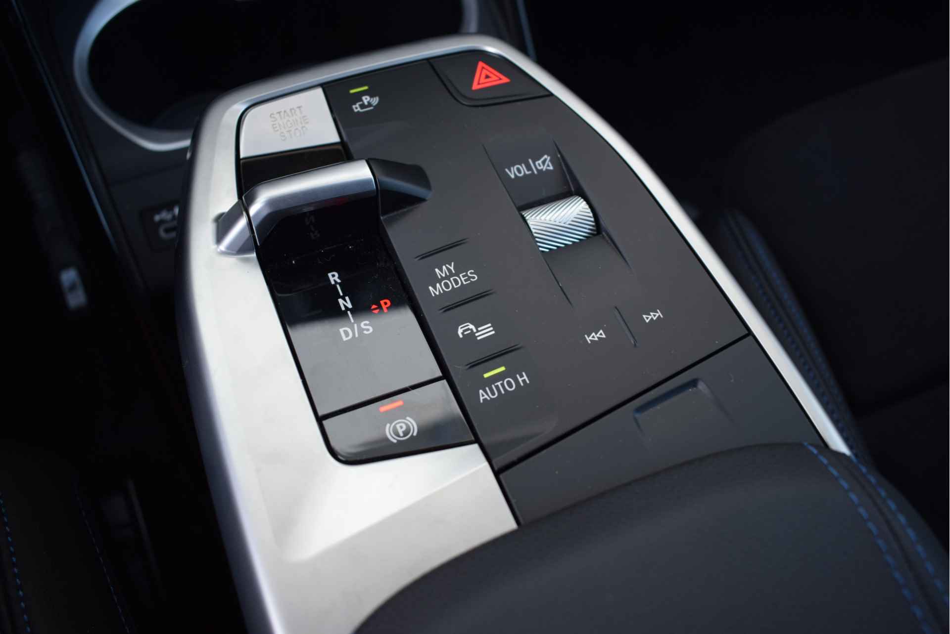 BMW X1 sDrive18i Executive M Sport Automaat / Sportstoelen / Stoelverwarming / Adaptieve LED / Parking Assistant / Comfort Access / Adaptief M Onderstel / Widescreen Display - 26/27
