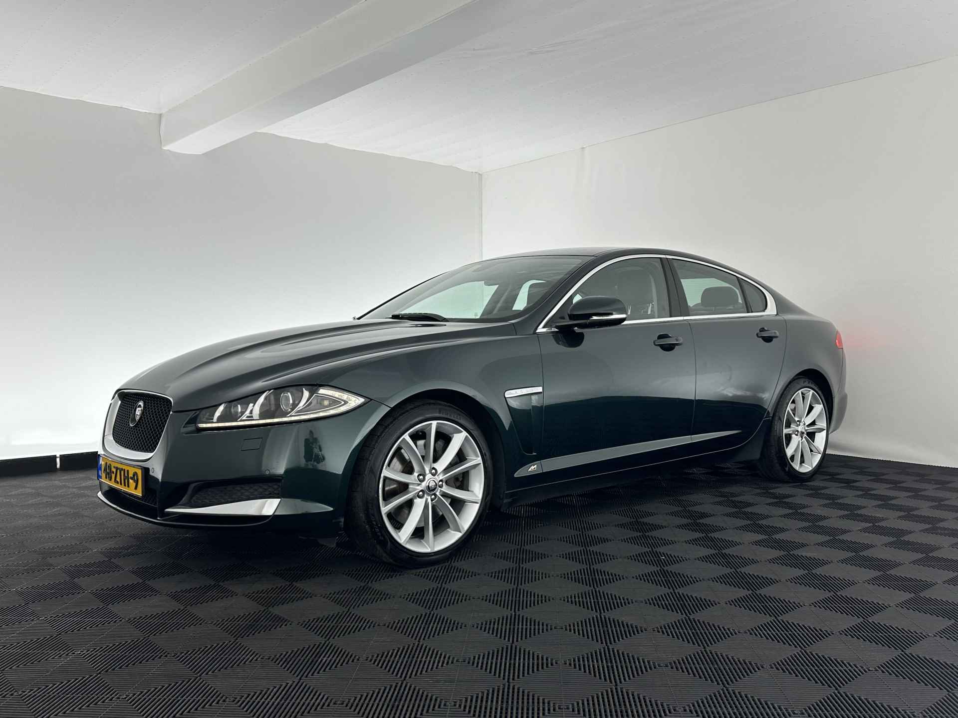 Jaguar XF 3.0D S-Edition Premium Business Edition Aut.*VOLLEDER | MERIDIAN-SURROUND | NAVI-FULLMAP | CAMERA | KEYLESS | MEMORY-PACK | CRUISE | XENON | COMFORT-SEATS | PDC | TOWBAR | 19"ALU* - 3/31