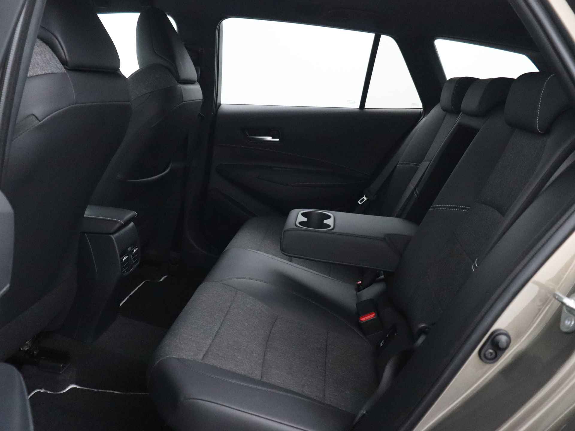 Toyota Corolla Touring Sports 2.0 Hybrid First Edition | Navigatie | Apple Carplay/Android Auto | Orgineel NL Auto | - 16/38