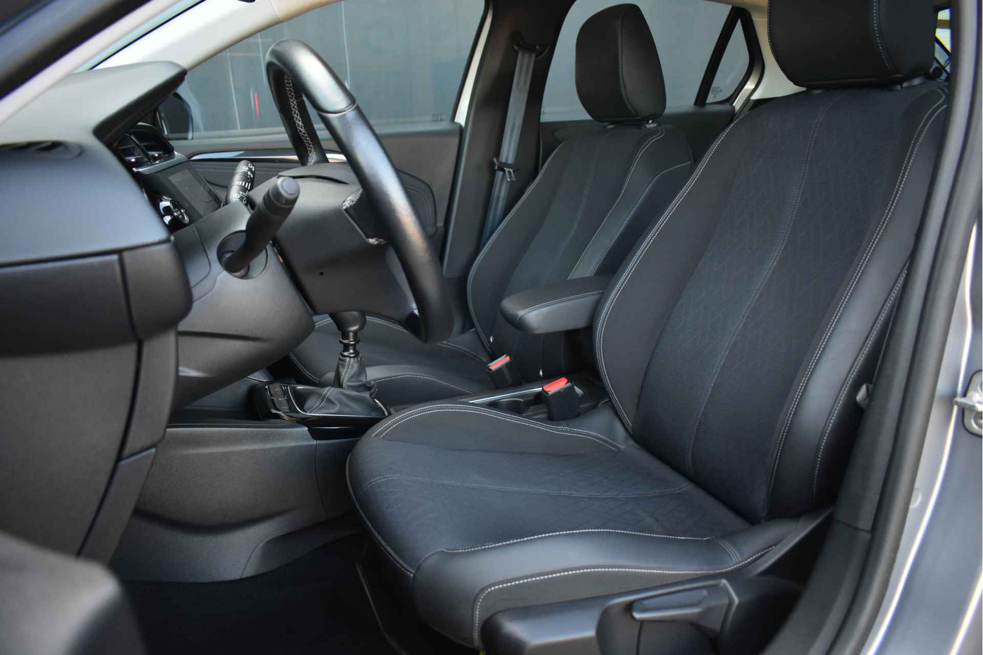 Opel Corsa 1.2 Turbo Elegance 100pk | Navigatie | Premium Pakket | Climate Control | Achteruitrijcamera | Parkeersensoren | Keyless Entry & - 8/43