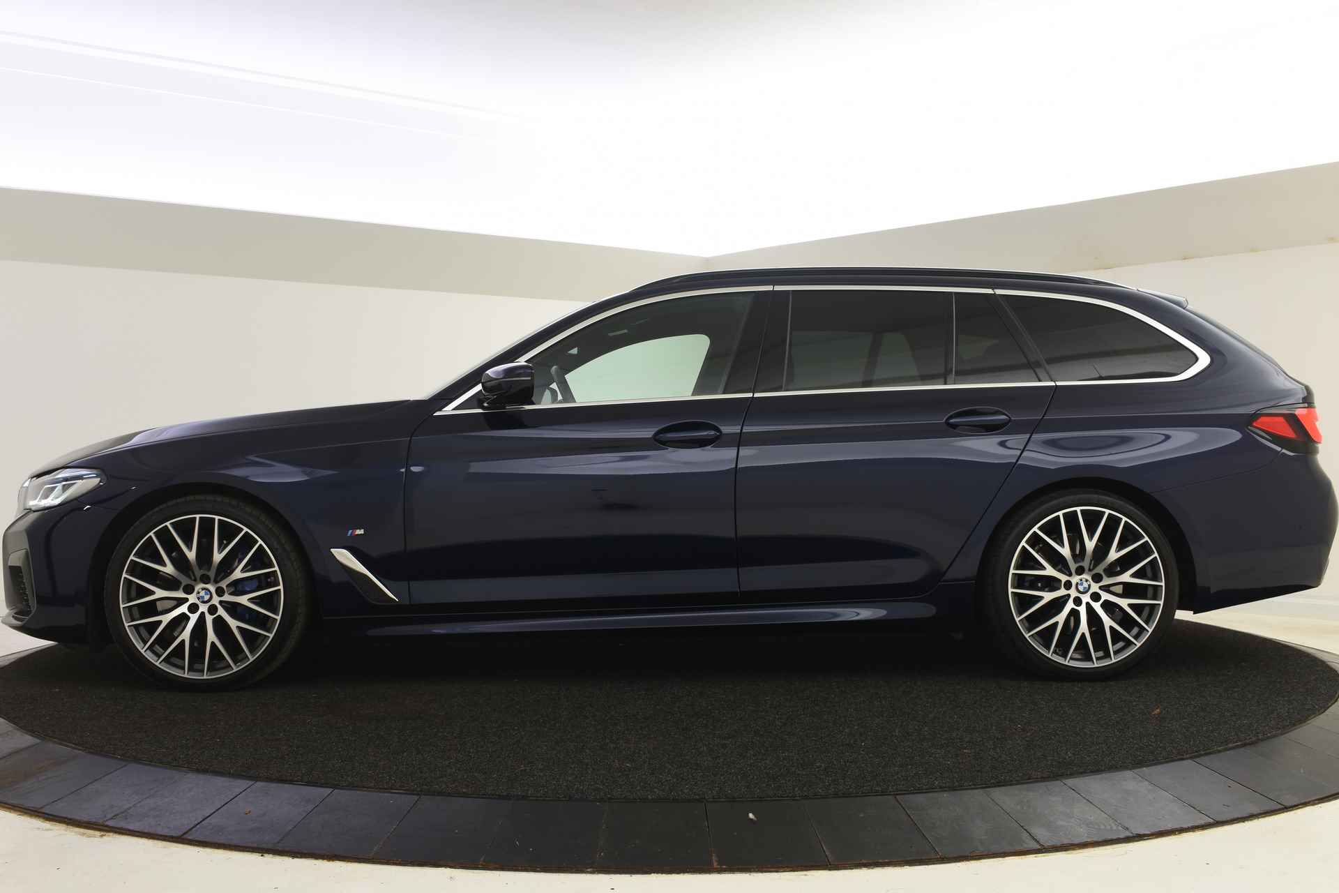 BMW 5 Serie Touring 540i xDrive High Executive M Sport Automaat | Panoramadak | Laserlight | Head-Up | Live Cockpit Professional | M Sportonderstel | Comfortstoelen | Harman Kardon - 4/55