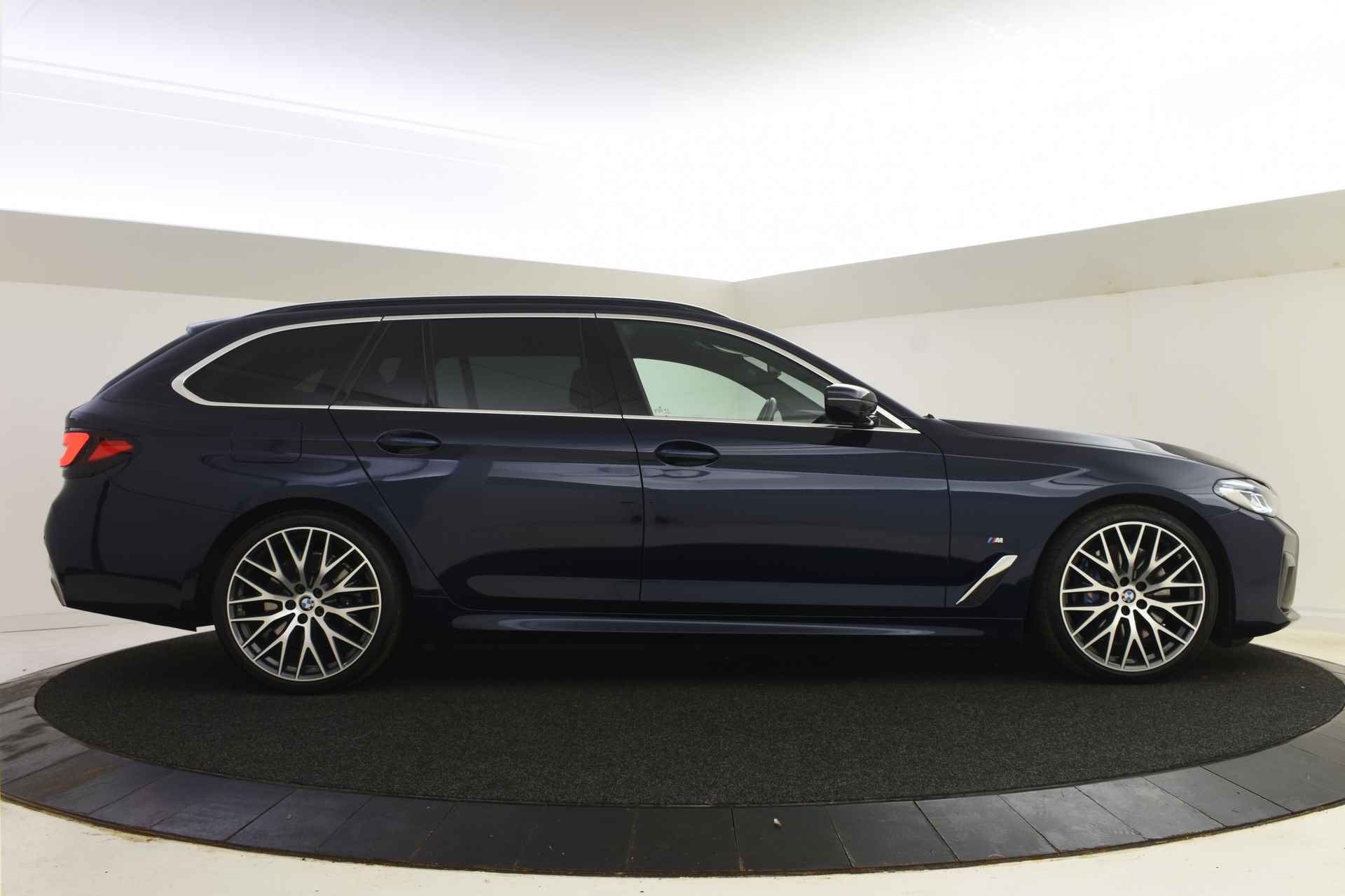 BMW 5 Serie Touring 540i xDrive High Executive M Sport Automaat | Panoramadak | Laserlight | Head-Up | Live Cockpit Professional | M Sportonderstel | Comfortstoelen | Harman Kardon - 12/55