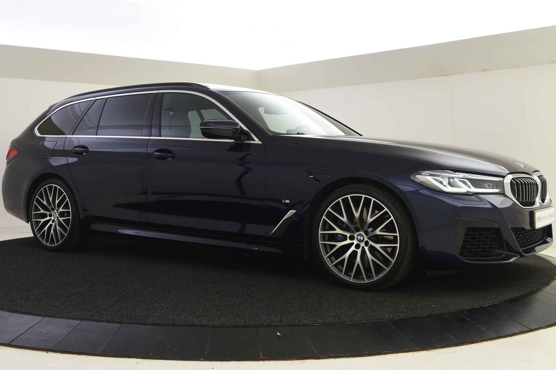 BMW 5 Serie Touring 540i xDrive High Executive M Sport Automaat | Panoramadak | Laserlight | Head-Up | Live Cockpit Professional | M Sportonderstel | Comfortstoelen | Harman Kardon - 26/55