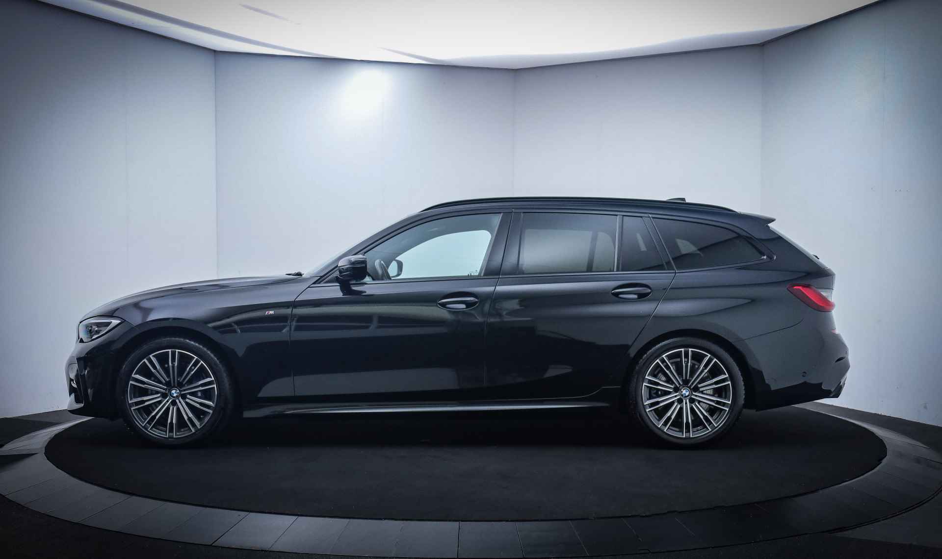 BMW 3 Serie Touring 330iA M-SPORT High Executive FULL LED/CAMERA/ACC/CARPLAY/STOELVERW./NAVI/ELEK TREKHAAK/LMV 18'' - 12/27