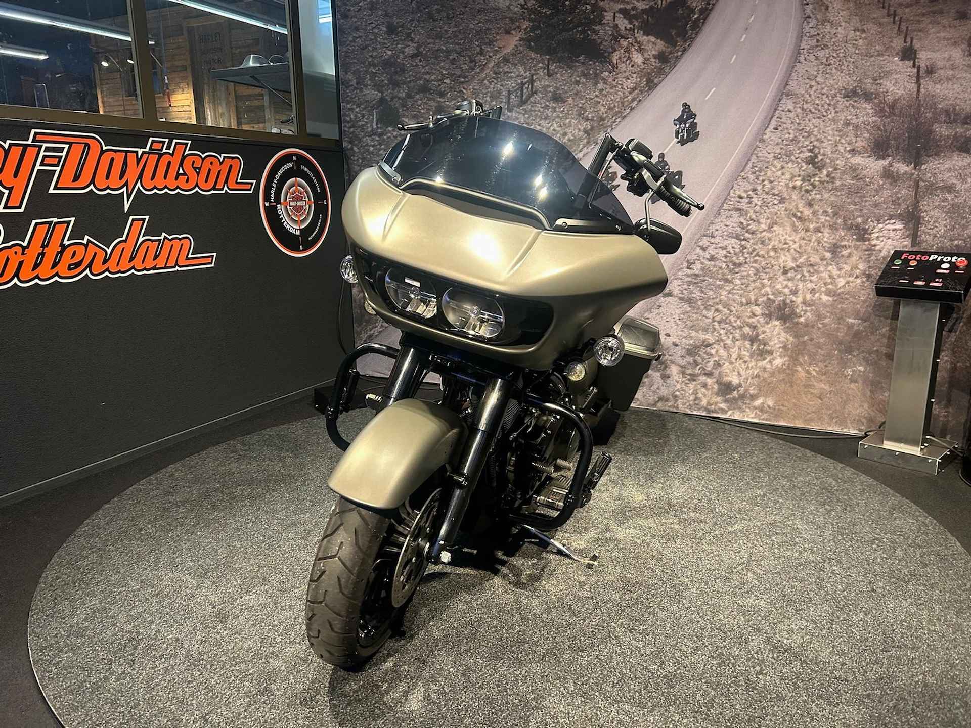 Harley-Davidson FLTRXS Road Glide Spec.Sol.Col - 10/18