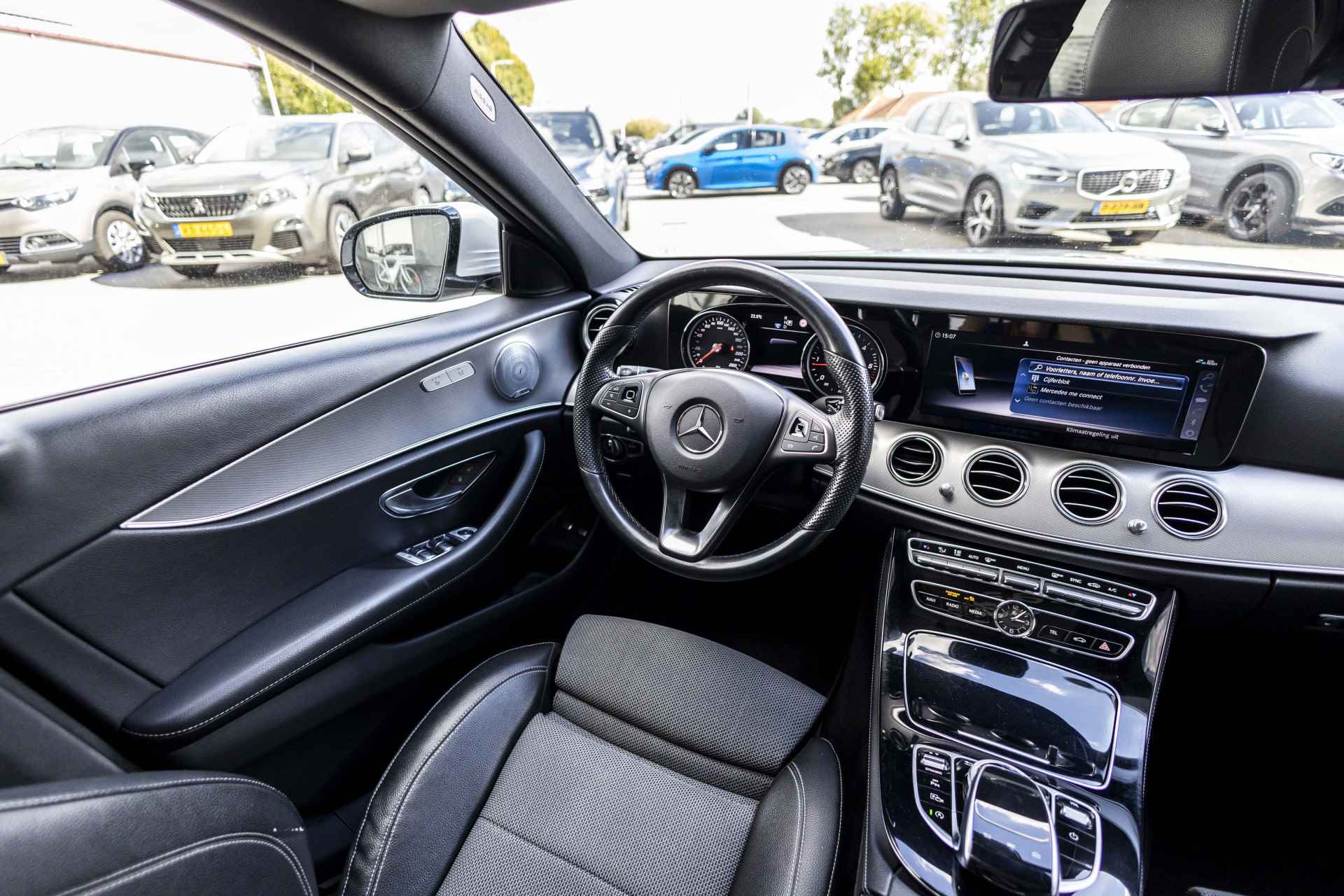 Mercedes-Benz E-Klasse 220 d Prestige | Pano | E-Trekhaak | NL Auto | Burmester | 19" - 22/42