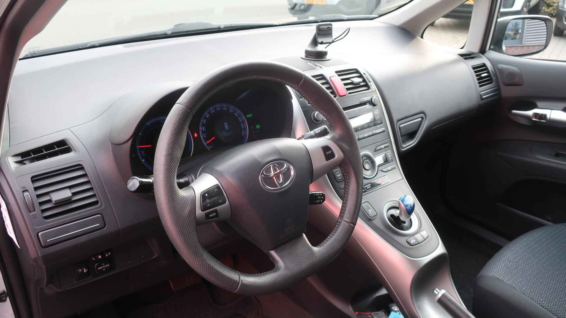 Toyota Auris 1.8 Full Hybrid Aspiration; Winterwielen; Dealer onderhouden - 11/28