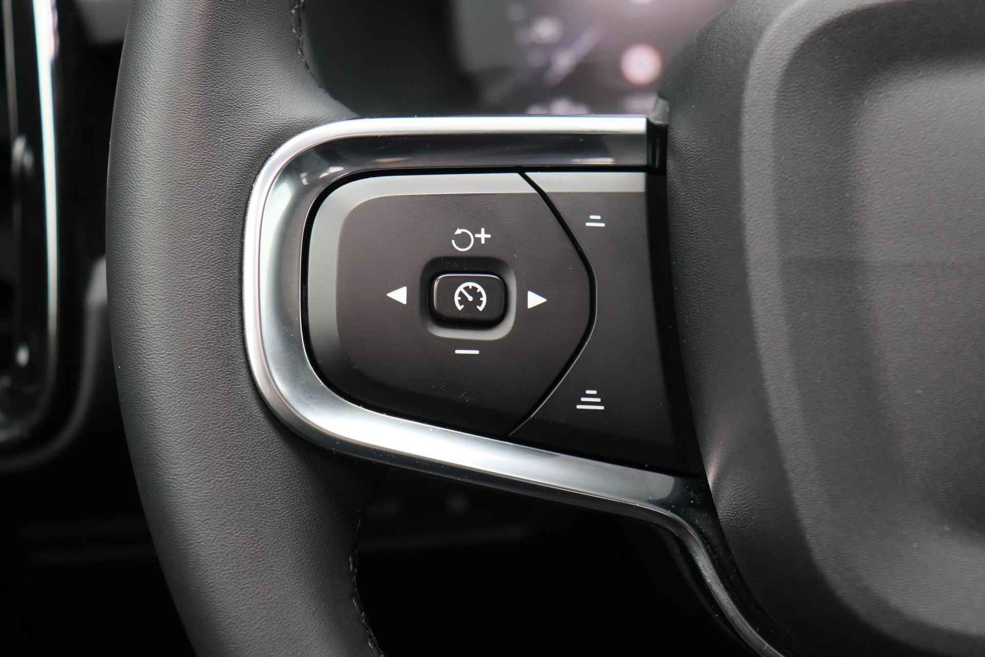 Volvo XC40 T5 Recharge Ultimate Dark - IntelliSafe Assist & Surround - 360° Camera - Harman/Kardon audio - Verwarmde voorstoelen & stuur - Parkeersensoren voor & achter - Elektr. bedienb. voorstoelen met links geheugen - Draadloze tel. lader - Drive-Mode Settings - Extra getint glas - 19' LMV - 22/24