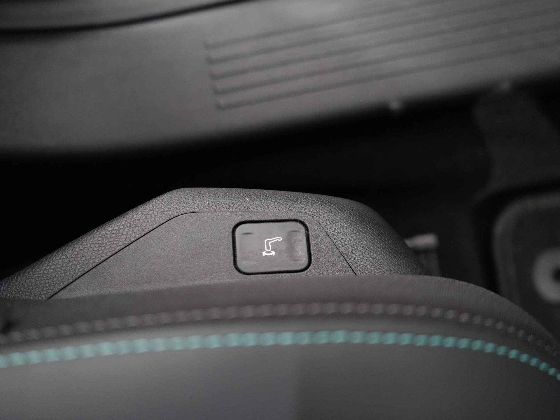 Peugeot 308 SW 1.6 HYbrid 180PK Allure Pack Business| Adaptieve Cruise | Camera | Navigatie | 17" Lichtmetaal | Parkeersensoren Voor + Achter | Apple/Android Carplay | Clima | Virtueel Dashboard | Leer/Stof - 23/31