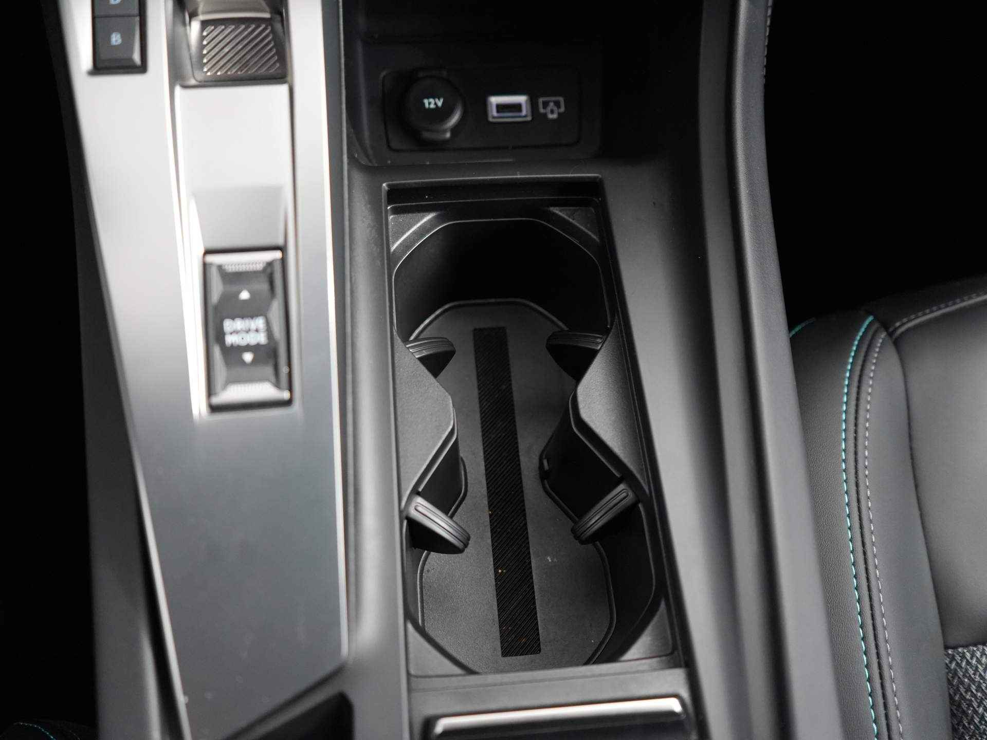 Peugeot 308 SW 1.6 HYbrid 180PK Allure Pack Business| Adaptieve Cruise | Camera | Navigatie | 17" Lichtmetaal | Parkeersensoren Voor + Achter | Apple/Android Carplay | Clima | Virtueel Dashboard | Leer/Stof - 27/31