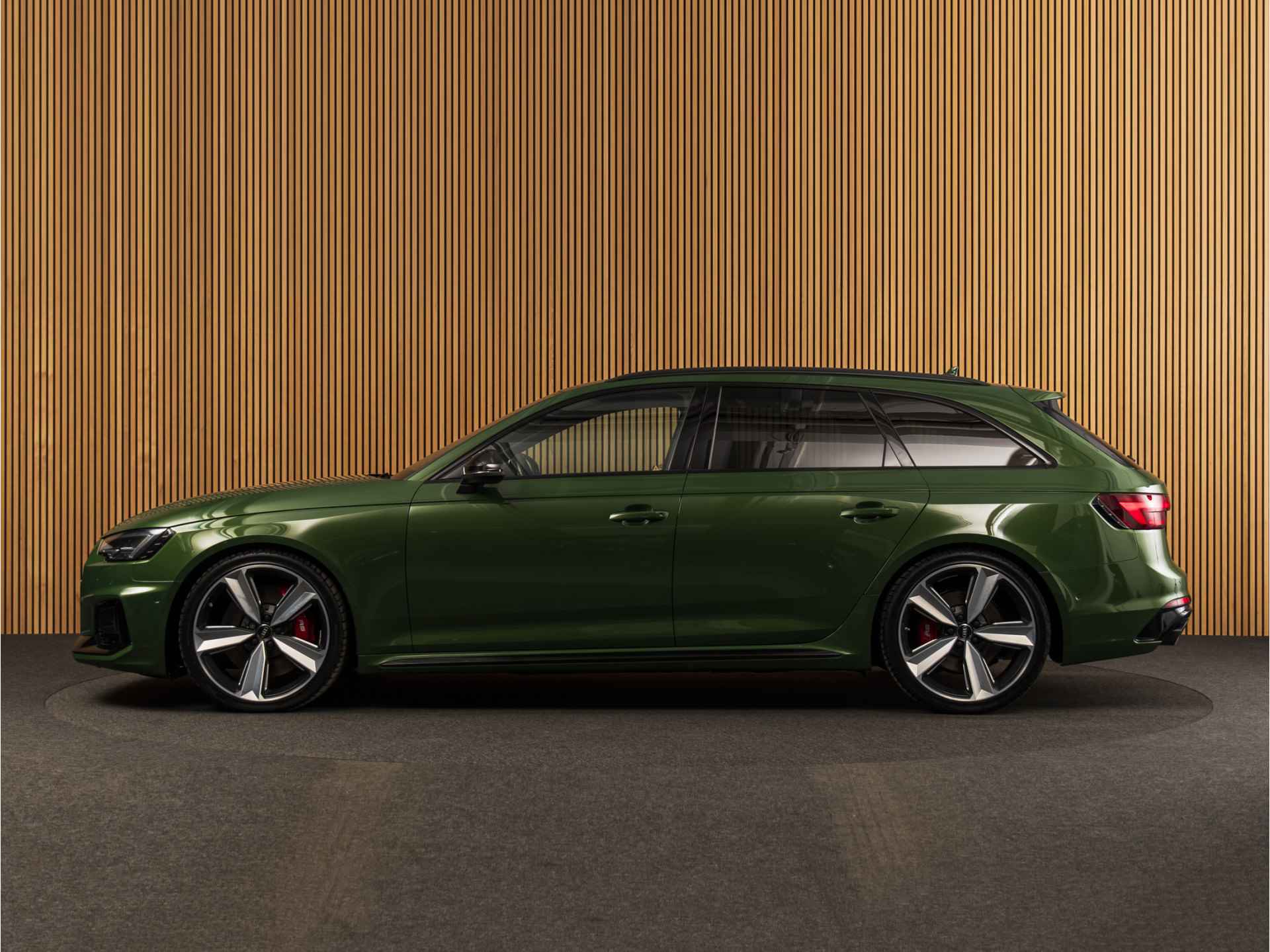 Audi RS4 Avant 2.9 TFSI quattro TOUR-CITY-PARKING-PANO-B&O - 2/33