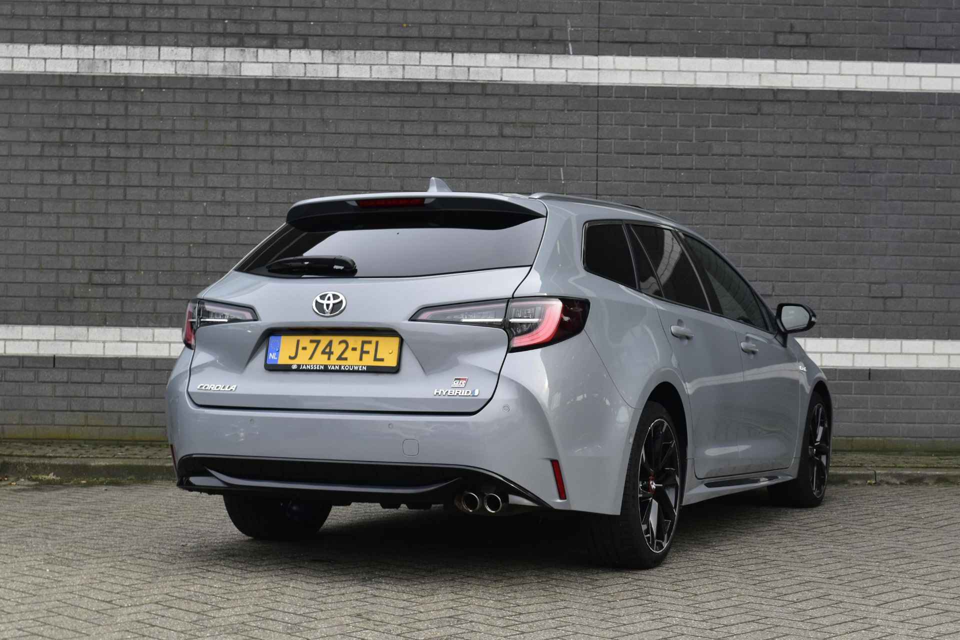 Toyota Corolla Touring Sports 2.0 Hybrid GR-Sport Plus Pano Stoelverwarming Camera LED Koplampen Cement Grey - 2/48