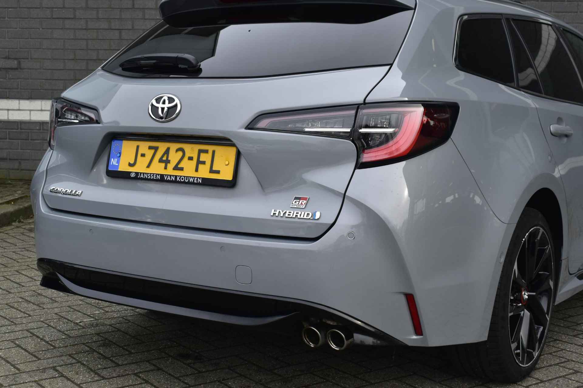 Toyota Corolla Touring Sports 2.0 Hybrid GR-Sport Plus Pano Stoelverwarming Camera LED Koplampen Cement Grey - 17/48