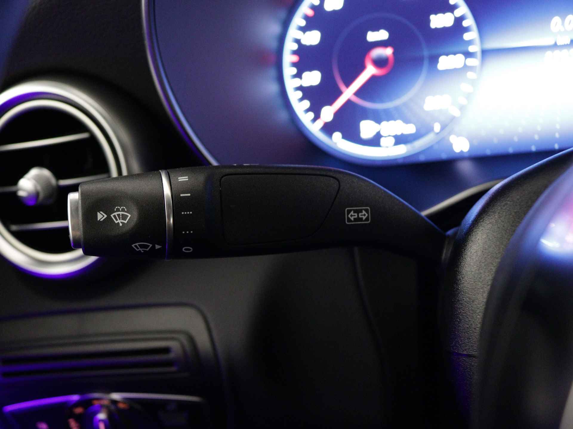 Mercedes-Benz GLC Coupé 200 4-MATIC AMG Nightpakket | Trekhaak | Alarm | Augmented Reality | Sfeerverlichting | Apple CarPlay | Inclusief 24 maanden Mercedes-Benz Certified garantie voor Europa. - 24/45