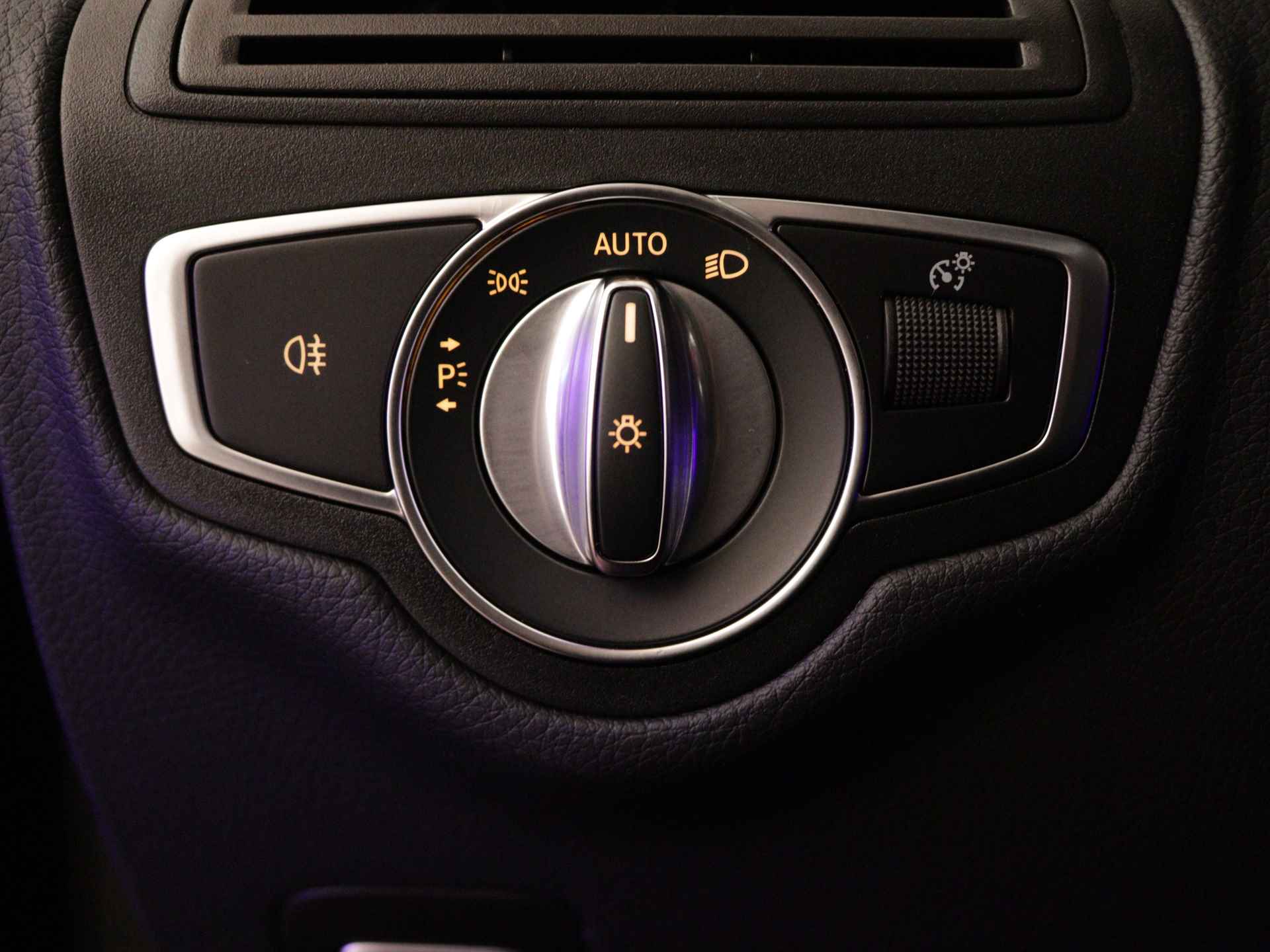 Mercedes-Benz GLC Coupé 200 4-MATIC AMG Nightpakket | Trekhaak | Alarm | Augmented Reality | Sfeerverlichting | Apple CarPlay | Inclusief 24 maanden Mercedes-Benz Certified garantie voor Europa. - 34/45