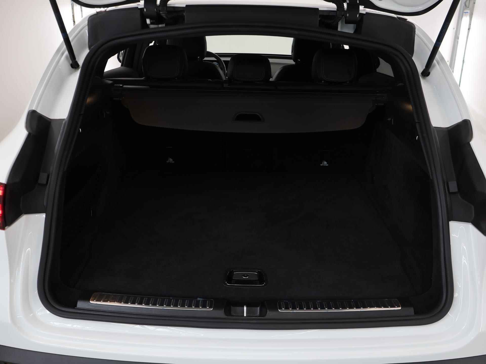 Mercedes-Benz EQC 400 4MATIC 80 kWh AMG in-/exterieur | Trekhaak 1800kg geremd | Schuifdak | Burmester | BTW auto | Dodehoekassistent | Sfeerverlichting | Augmented Reality | Multibeam LED | DAB+ radio - 44/49