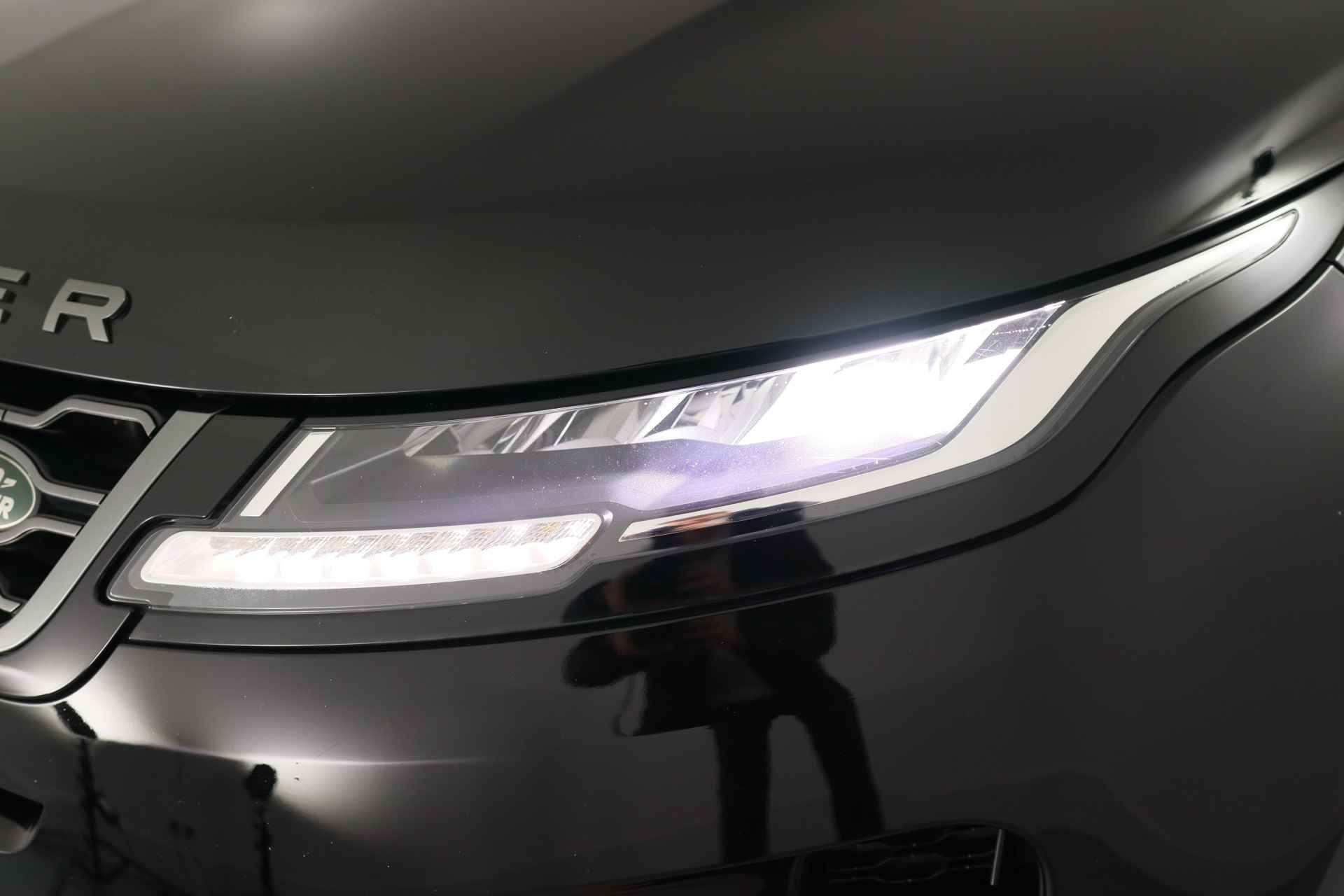 Land Rover Range Rover Evoque 2.0 P200 AWD R-Dynamic SE | LED | Panorama Dak | Memory Zetels | Camera | Leder | Navi | Stoel/Stuur Verwarming | Clima - 20/40