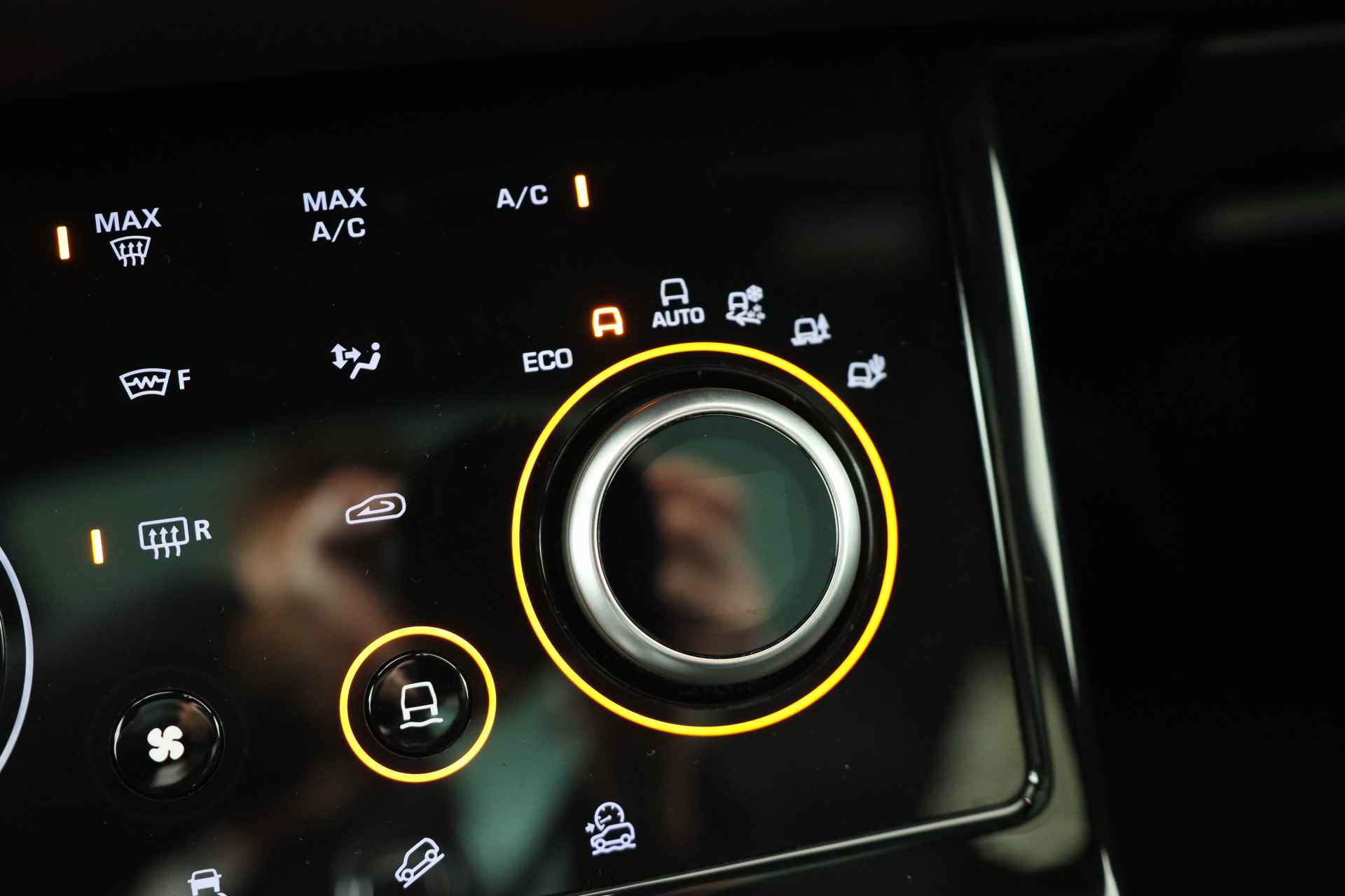 Land Rover Range Rover Evoque 2.0 P200 AWD R-Dynamic SE | LED | Panorama Dak | Memory Zetels | Camera | Leder | Navi | Stoel/Stuur Verwarming | Clima - 13/40