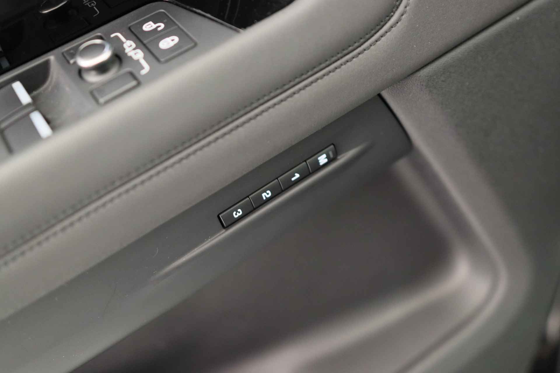 Land Rover Range Rover Evoque 2.0 P200 AWD R-Dynamic SE | LED | Panorama Dak | Memory Zetels | Camera | Leder | Navi | Stoel/Stuur Verwarming | Clima - 16/40