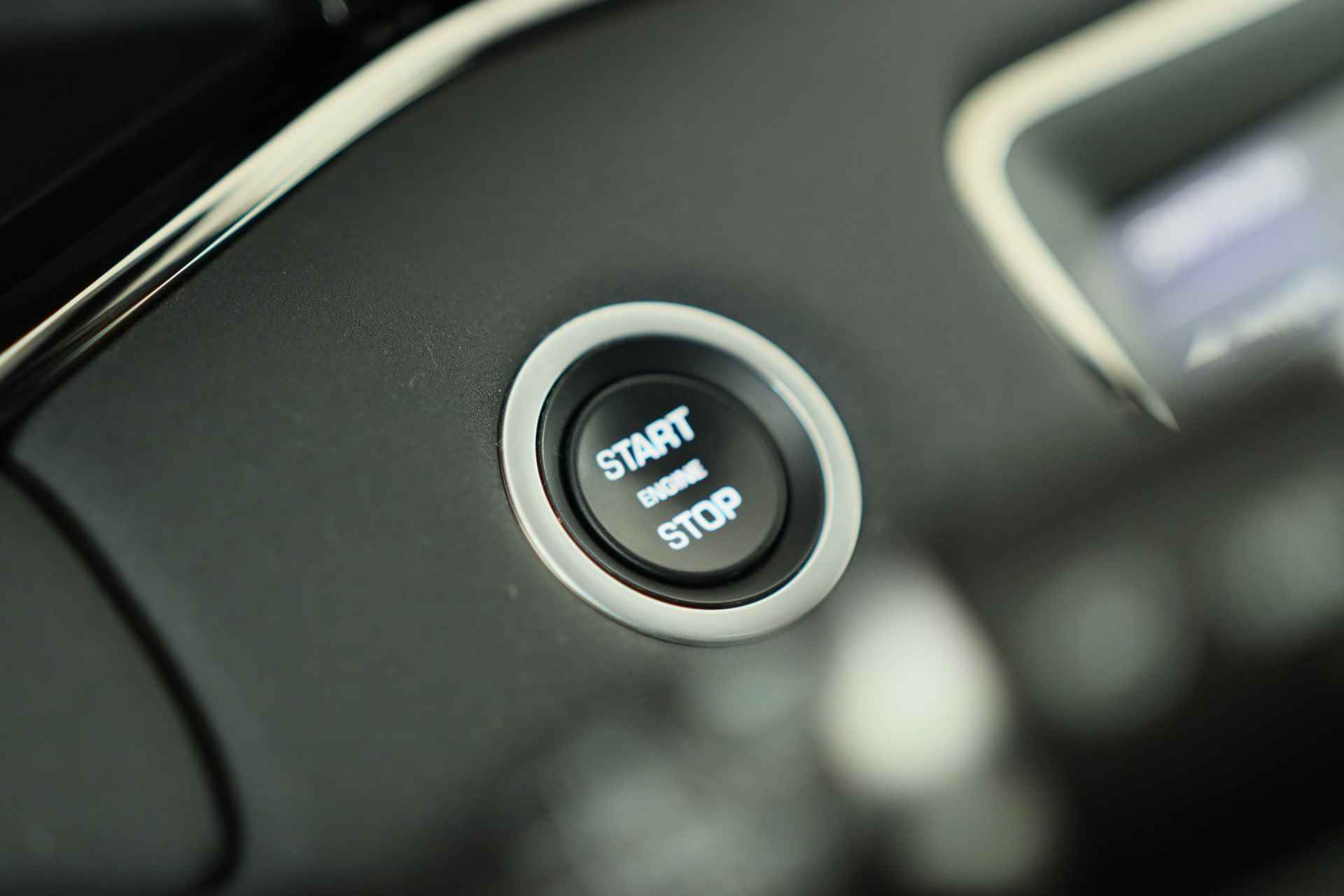 Land Rover Range Rover Evoque 2.0 P200 AWD R-Dynamic SE | LED | Panorama Dak | Memory Zetels | Camera | Leder | Navi | Stoel/Stuur Verwarming | Clima - 24/40