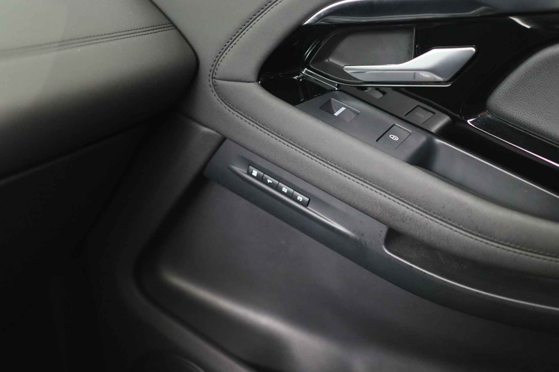 Land Rover Range Rover Evoque 2.0 P200 AWD R-Dynamic SE | LED | Panorama Dak | Memory Zetels | Camera | Leder | Navi | Stoel/Stuur Verwarming | Clima - 25/40