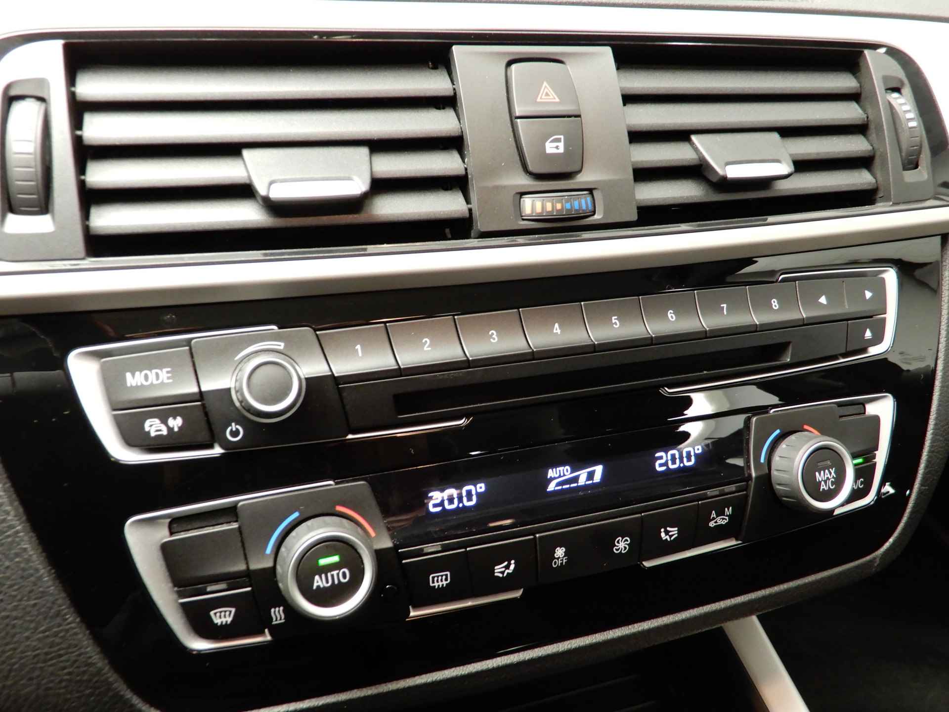 BMW 1 Serie 5-deurs 116i LED / Navigatie / Servo / Clima / PDC / Cruise controle / Alu 16 inch - 13/33